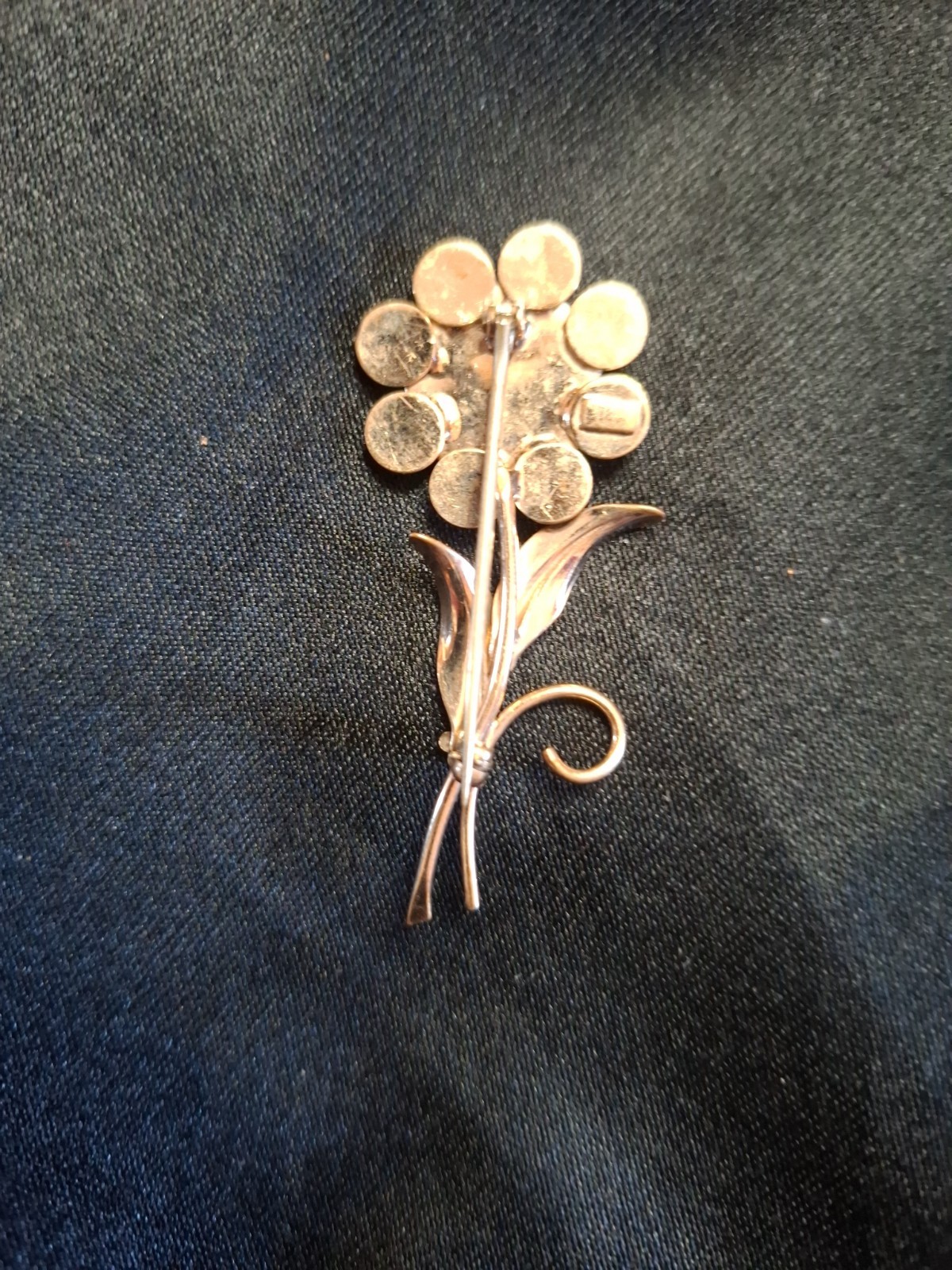Vintage 12k gold filled Daisy broch with a green stone in the center