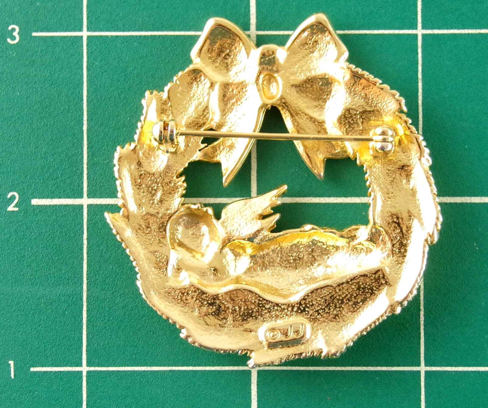 Pretty! EVC VTG c1980’s JJ BIG CHRISTMAS WREATH SLEEPING CHERUB ANGEL BROOCH PIN