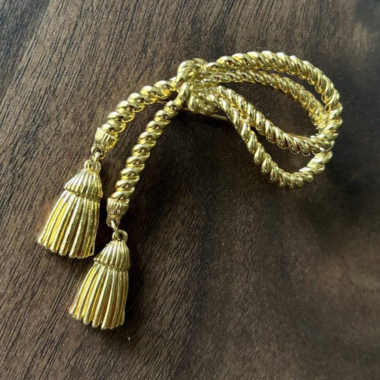 Gold Tone Metal Bow Knot Tassel Brooch Pin Bow Shape Undated No Stone 2.25 in