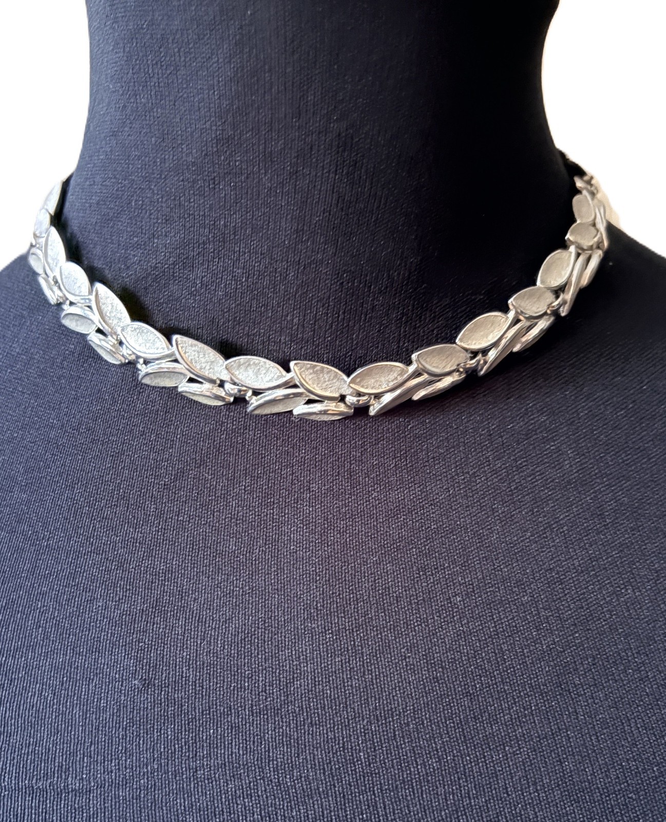 Vintage 1960s Crown Trifari Brushed Silver-Tone Leaf Choker Necklace 15”