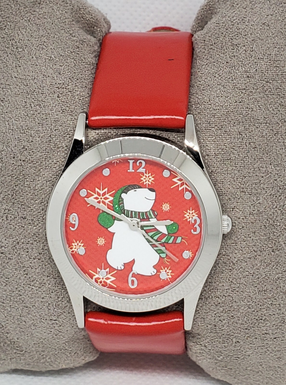 Ladies Beautiful Round Red Christmas Analog Watch Bear Hat Scarf D8