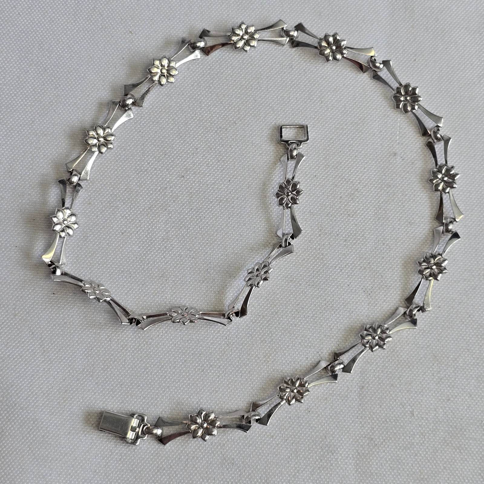 Sterling Silver Floral Necklace 14.53g Fine Jewelry 15″ Chain Flower Choker