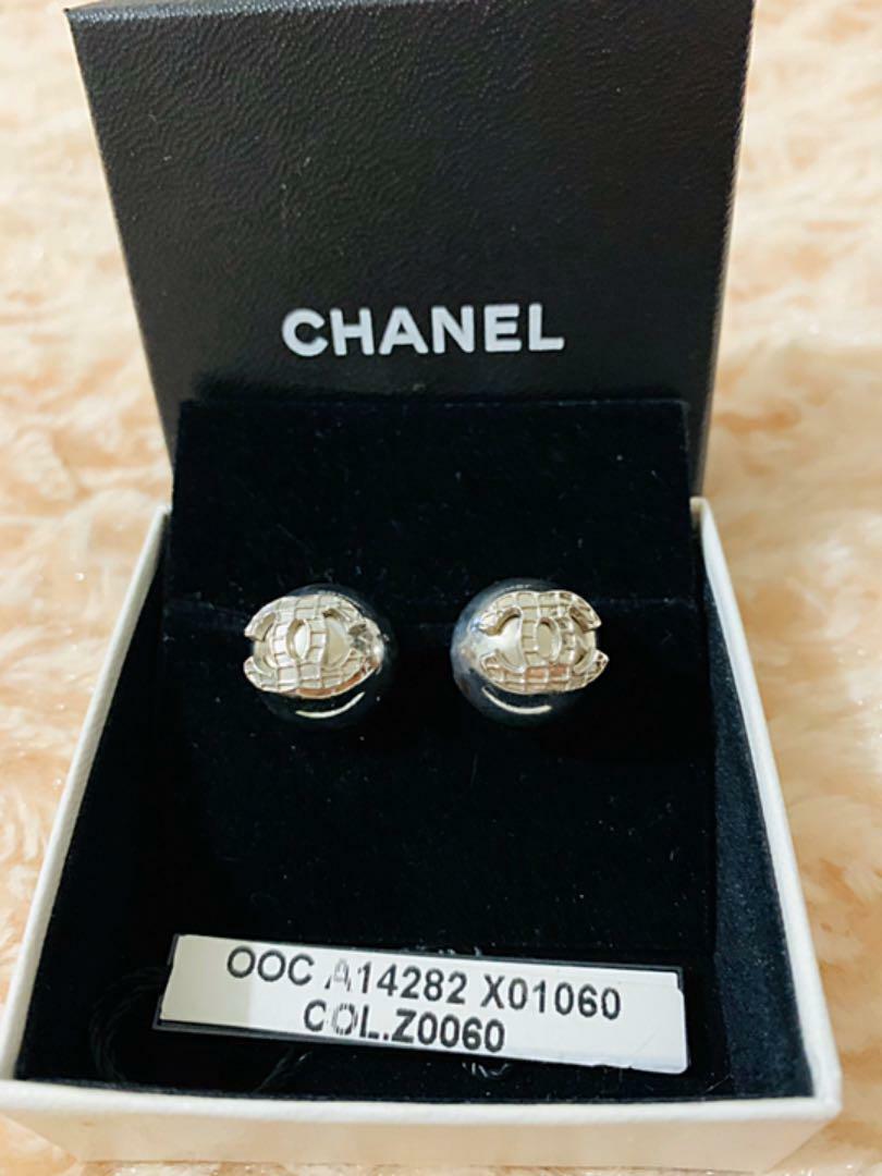 Rare!! CHANEL earrings coco mark Matrasse pattern Moderate presence With Box