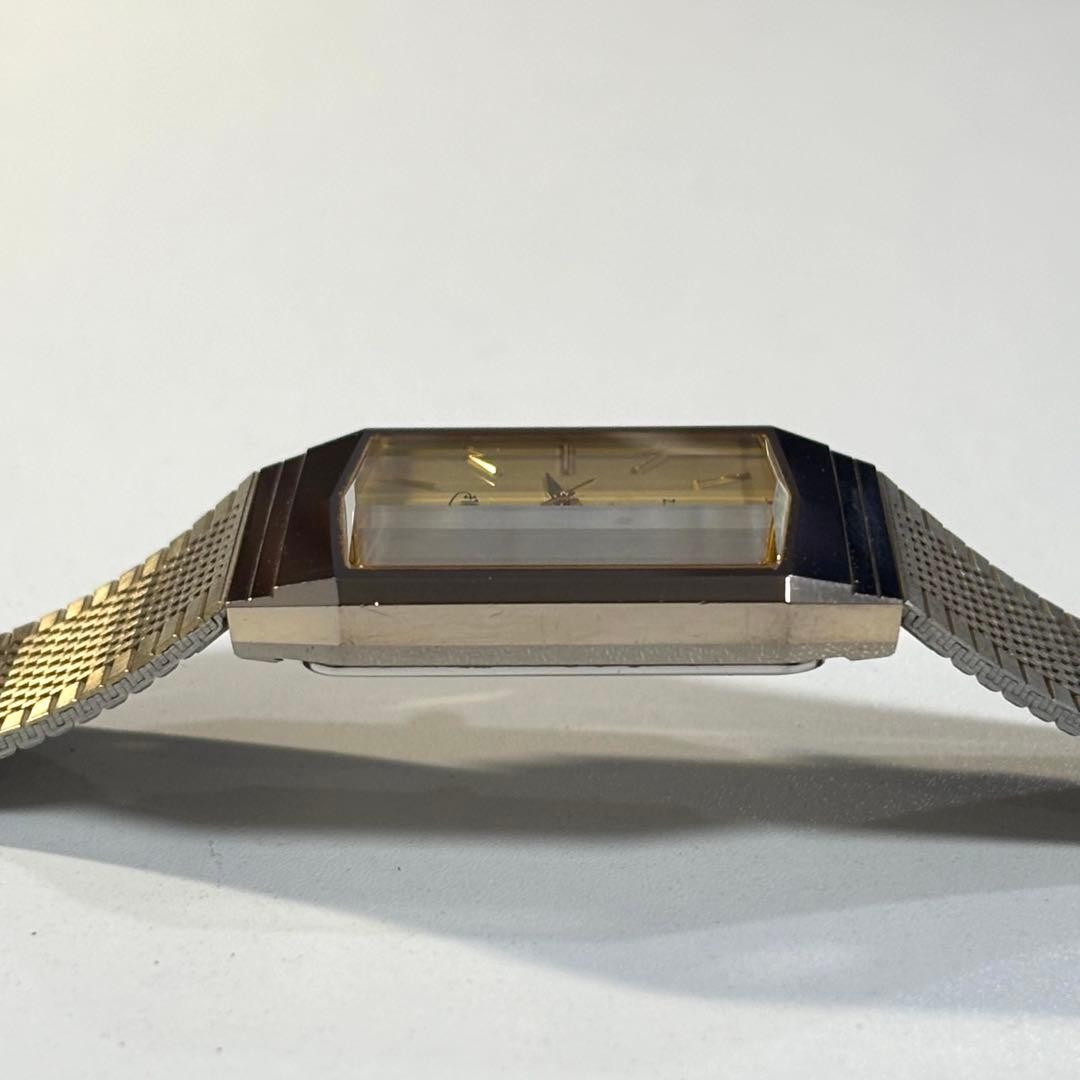 Aureole Quartz Gold Dial Wristwatch
