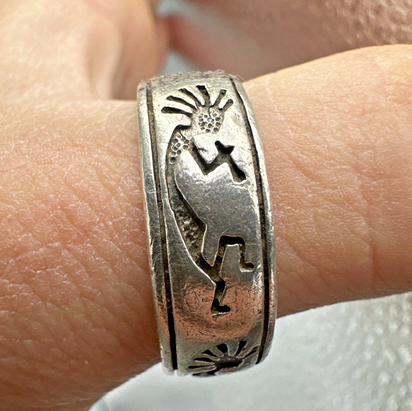 Peter Stone Sterling Silver 7.5mm Carved Kokopelli Rimmed Band Ring 925 Sz: 12.5