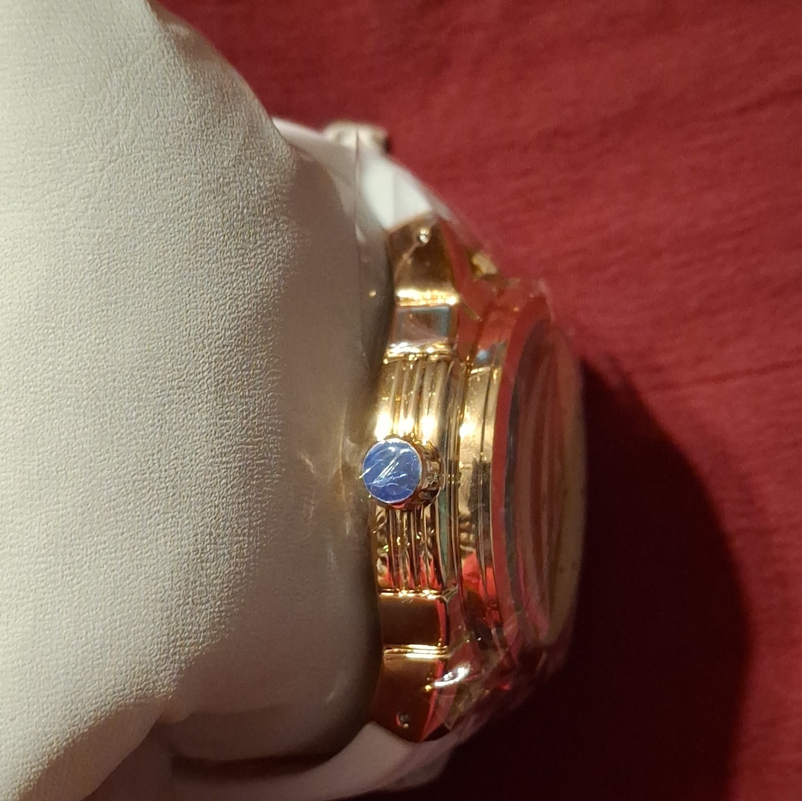 Activa Quartz Analog Watch Gold Tone Case White Rubber Strap Date Indicator