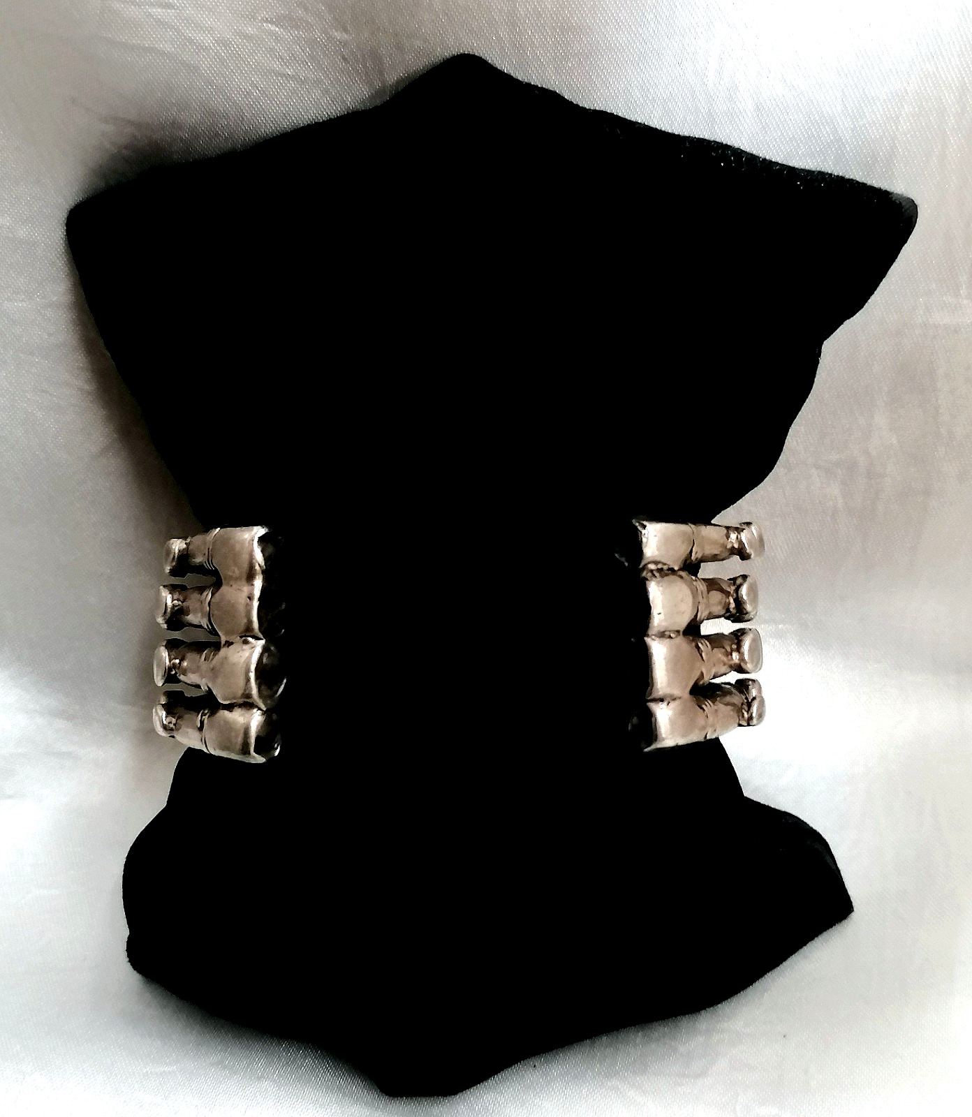 ANTIQUE SPECTACULAR ETHNIC HORSESHOE BRACELET ASHLAR, NUBIA, 1900.