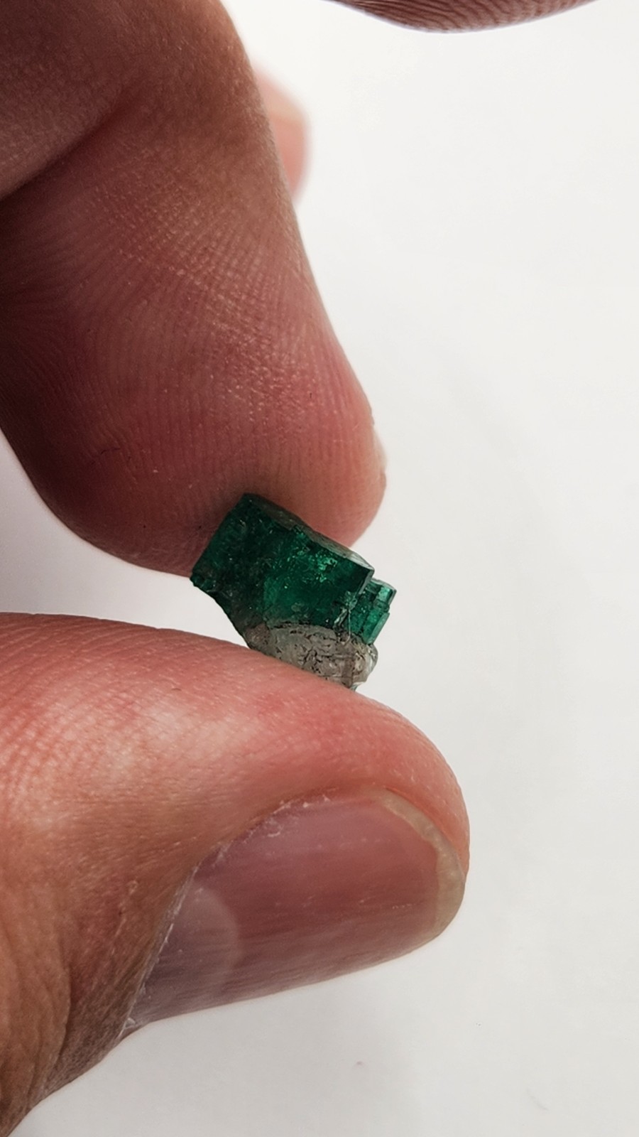 Macla de Esmeralda En Bruto 3,24cts, Pieza especial, cristales con terminación