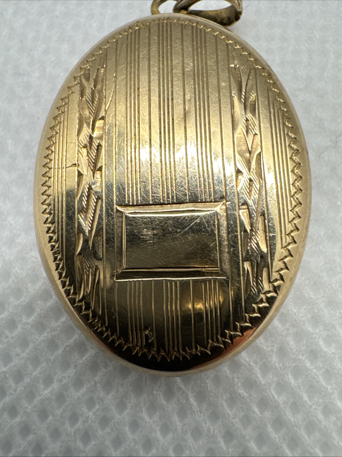 10K Yellow Gold Esemco Vintage Oval Locket Etched w/ Photos 3.17 grams Heirloom