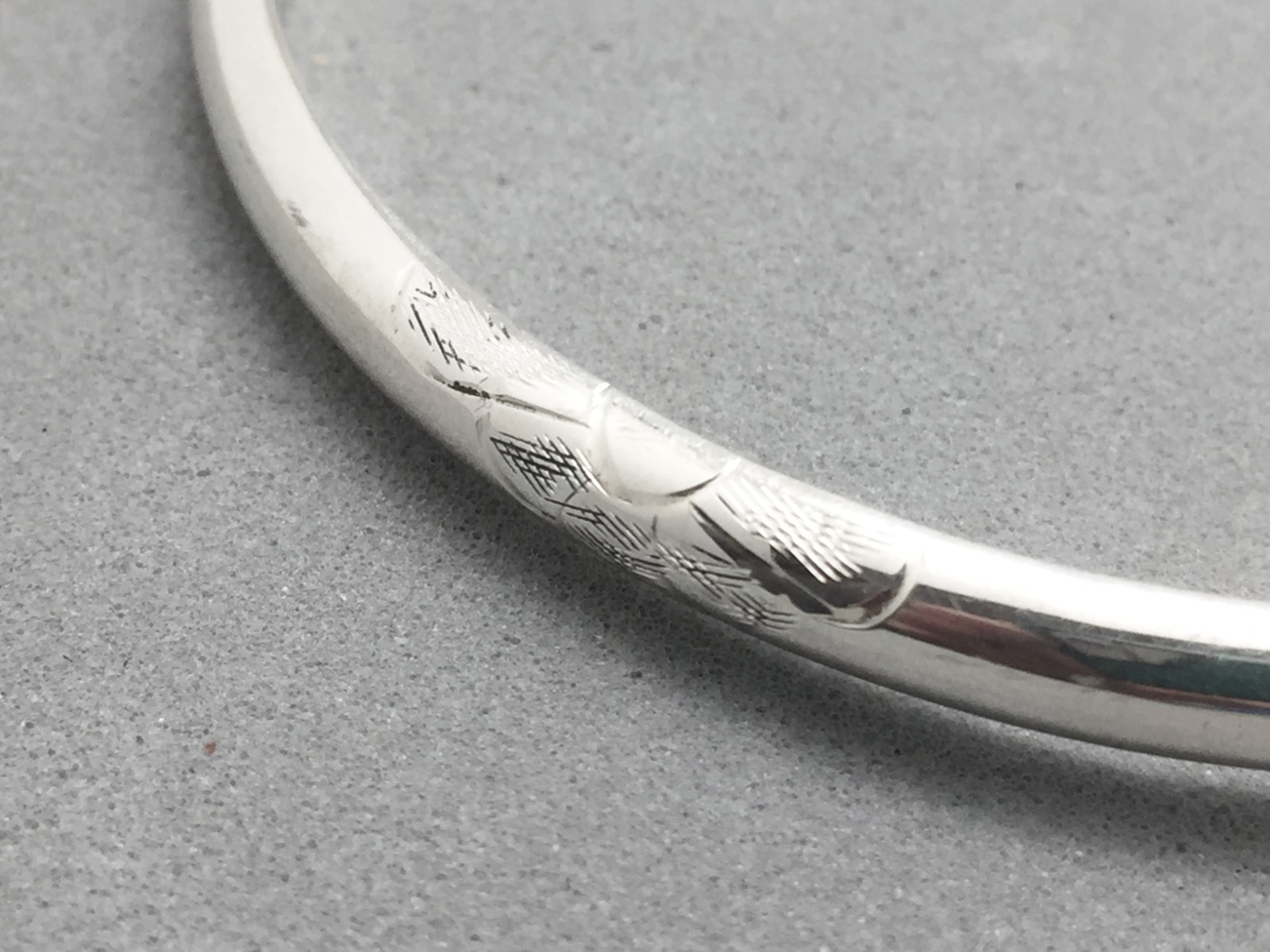 Sterling Silver Designer SU Hinged Locking Bangle Bracelet 5mm Wide 5.7 Gr New