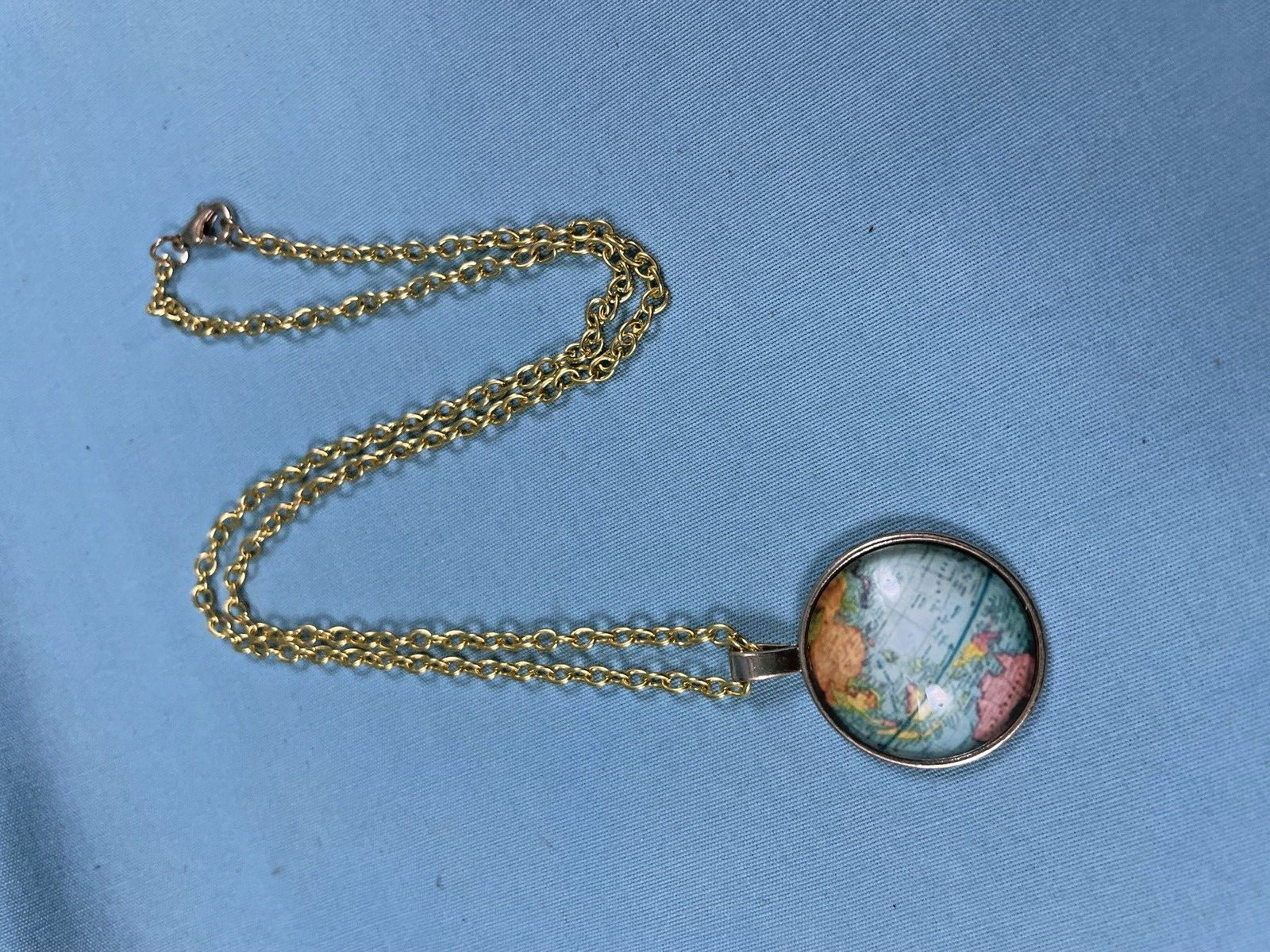 Globe Map Circle Sweater Pendant Necklace 20″ Gold Chain NIP