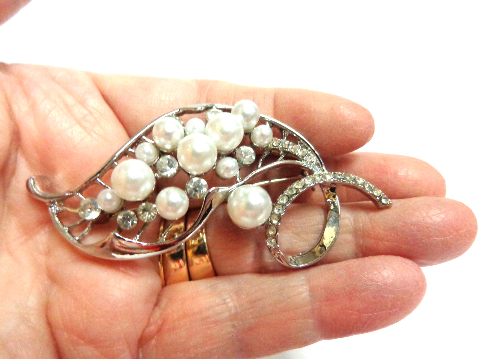 Vintage white metal pearl/crystal brooch leaf design sz 3.75 in lg wgt 13.4grs