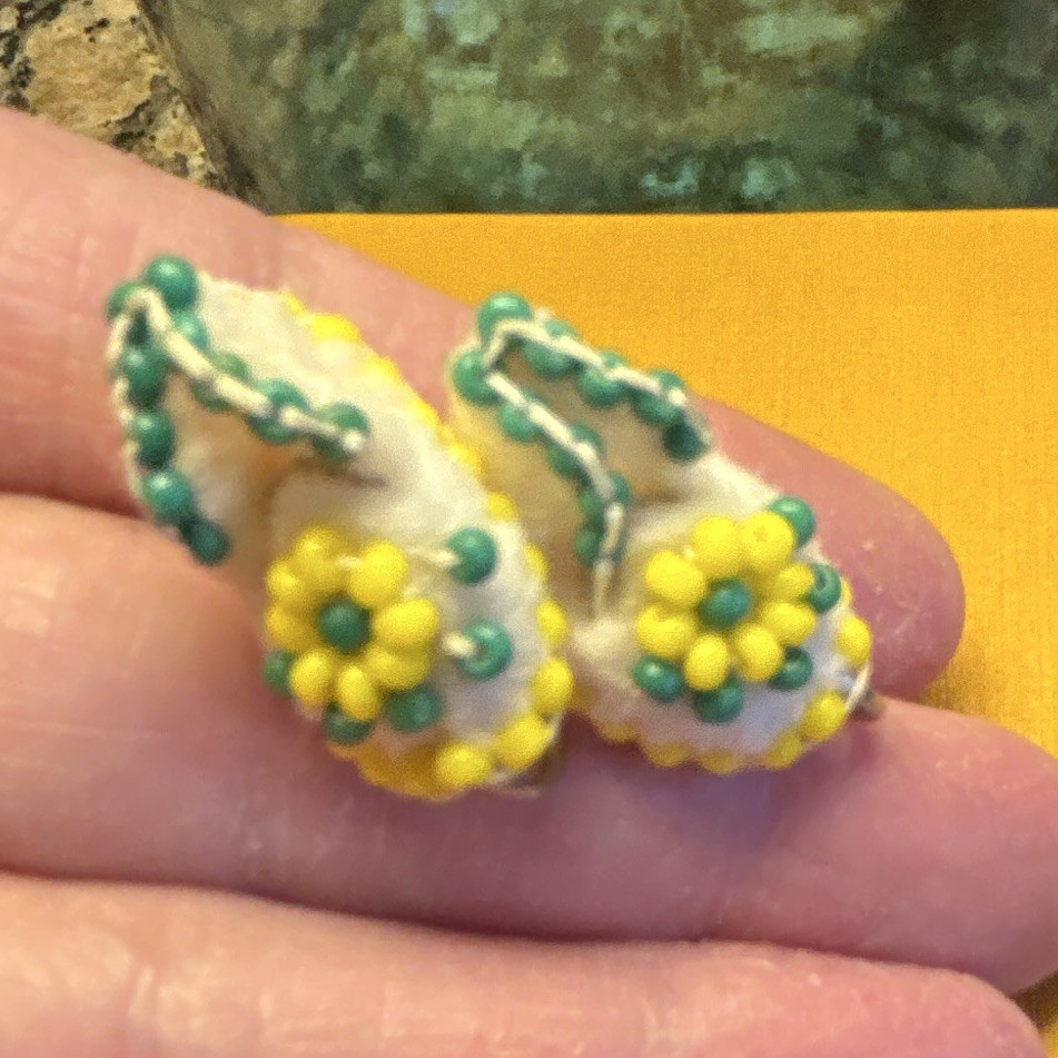 Vintage moccasin Beaded Flower Stud Earrings Screw Back Clip-on Native American
