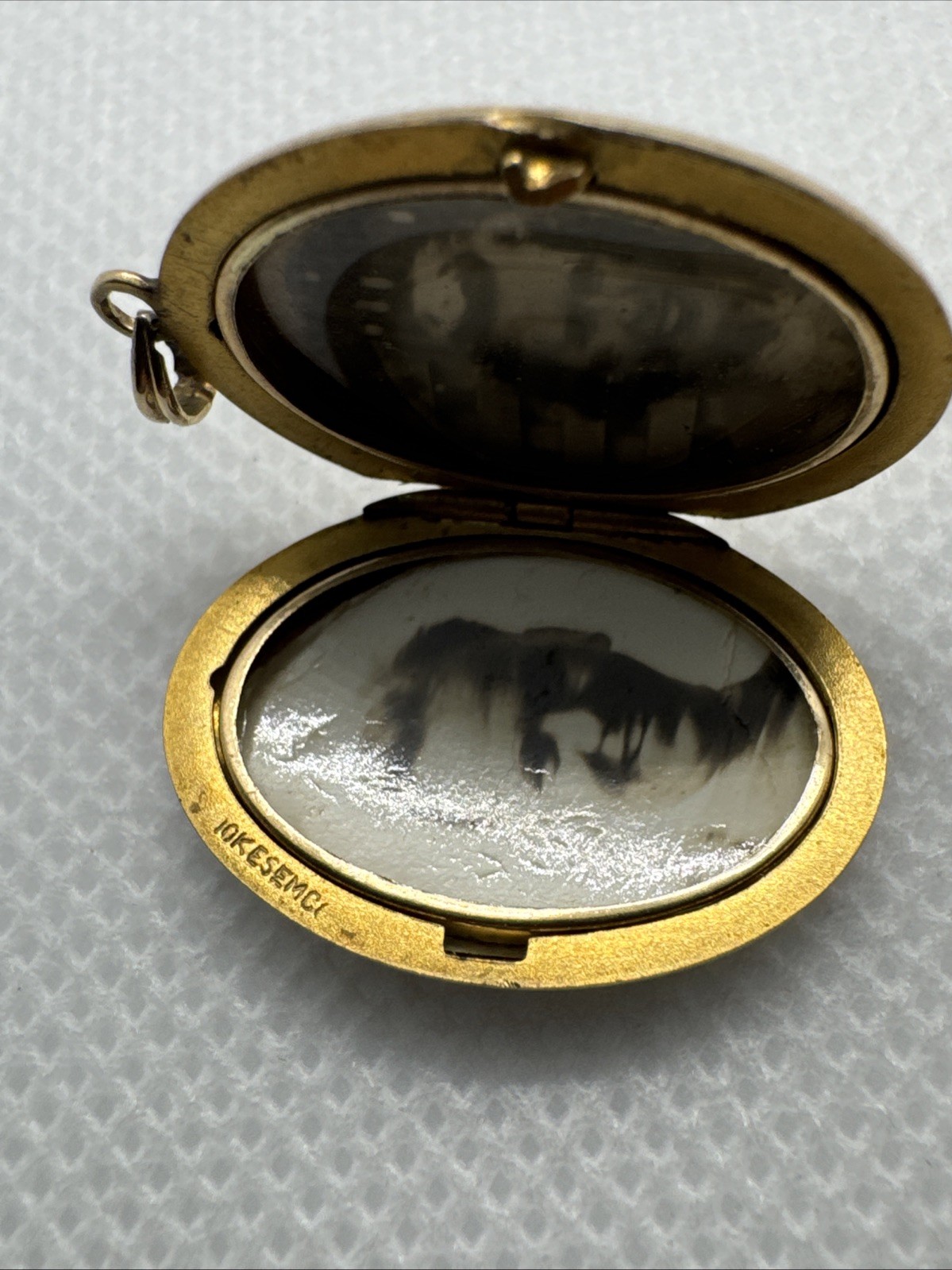 10K Yellow Gold Esemco Vintage Oval Locket Etched w/ Photos 3.17 grams Heirloom