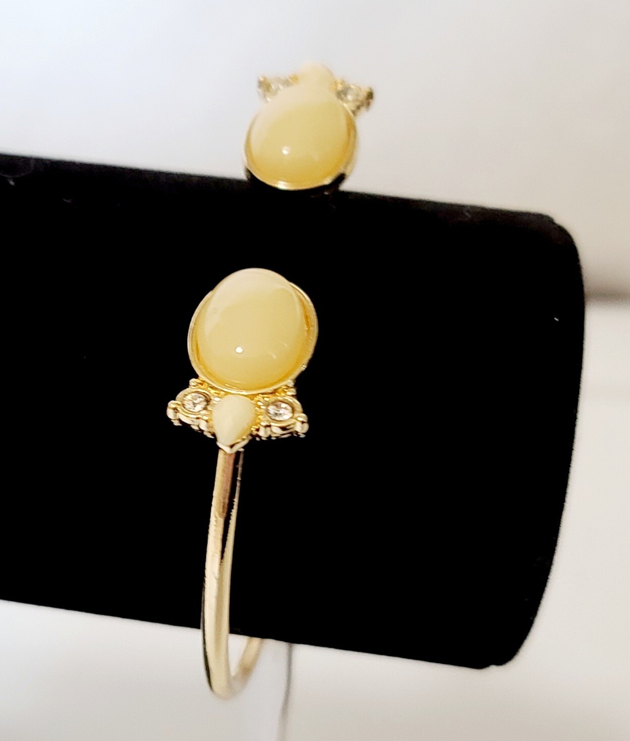 Gold Tone Bracelet Ivory And Clear Stones J12-1330