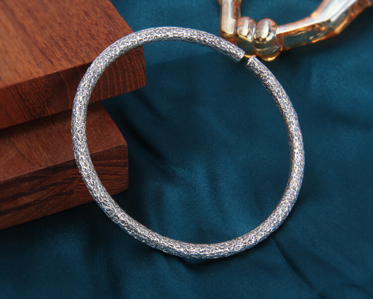 A27 Bangle Round Irregular Hammered 4mm Fine Silver Silver 999