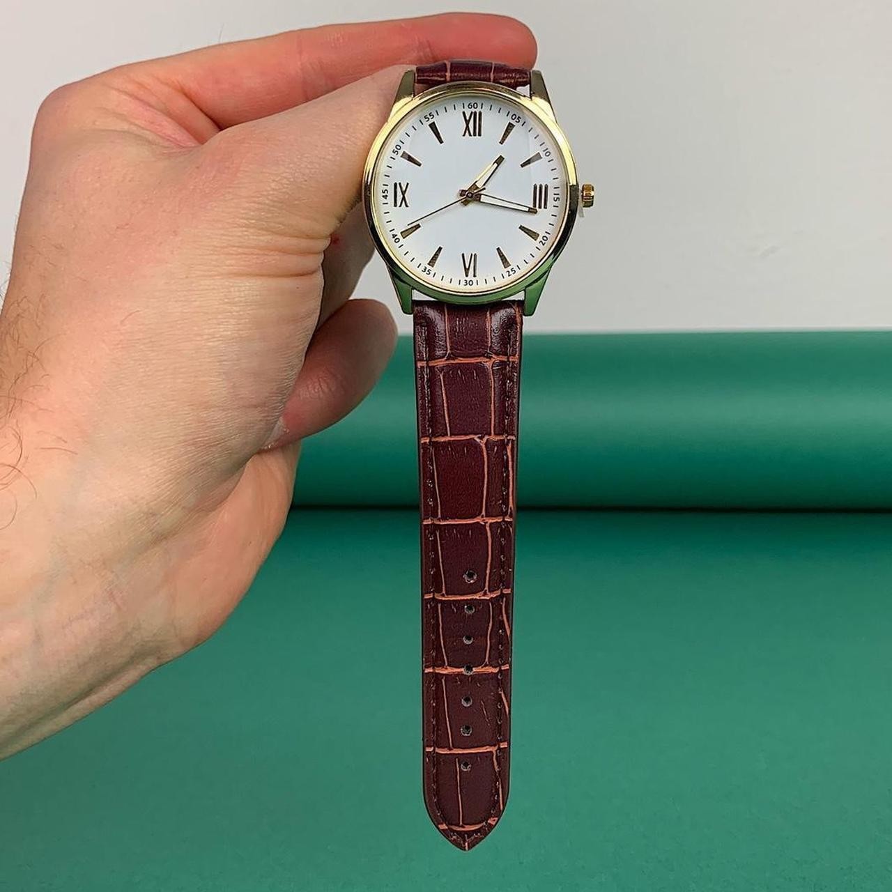 Minimalistic essential vintage style gold and leather style band watch. 9 inches