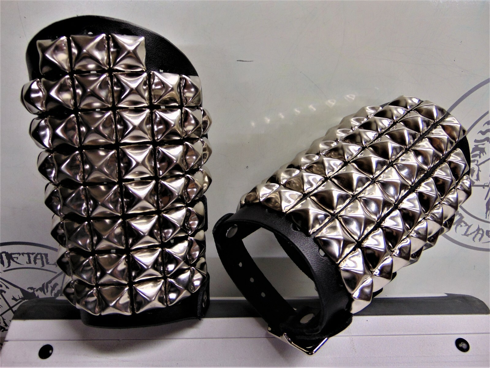 BLACK STUDDED LEATHER GAUNTLET. BLACK DEATH (MDLG0243)….. EXITER
