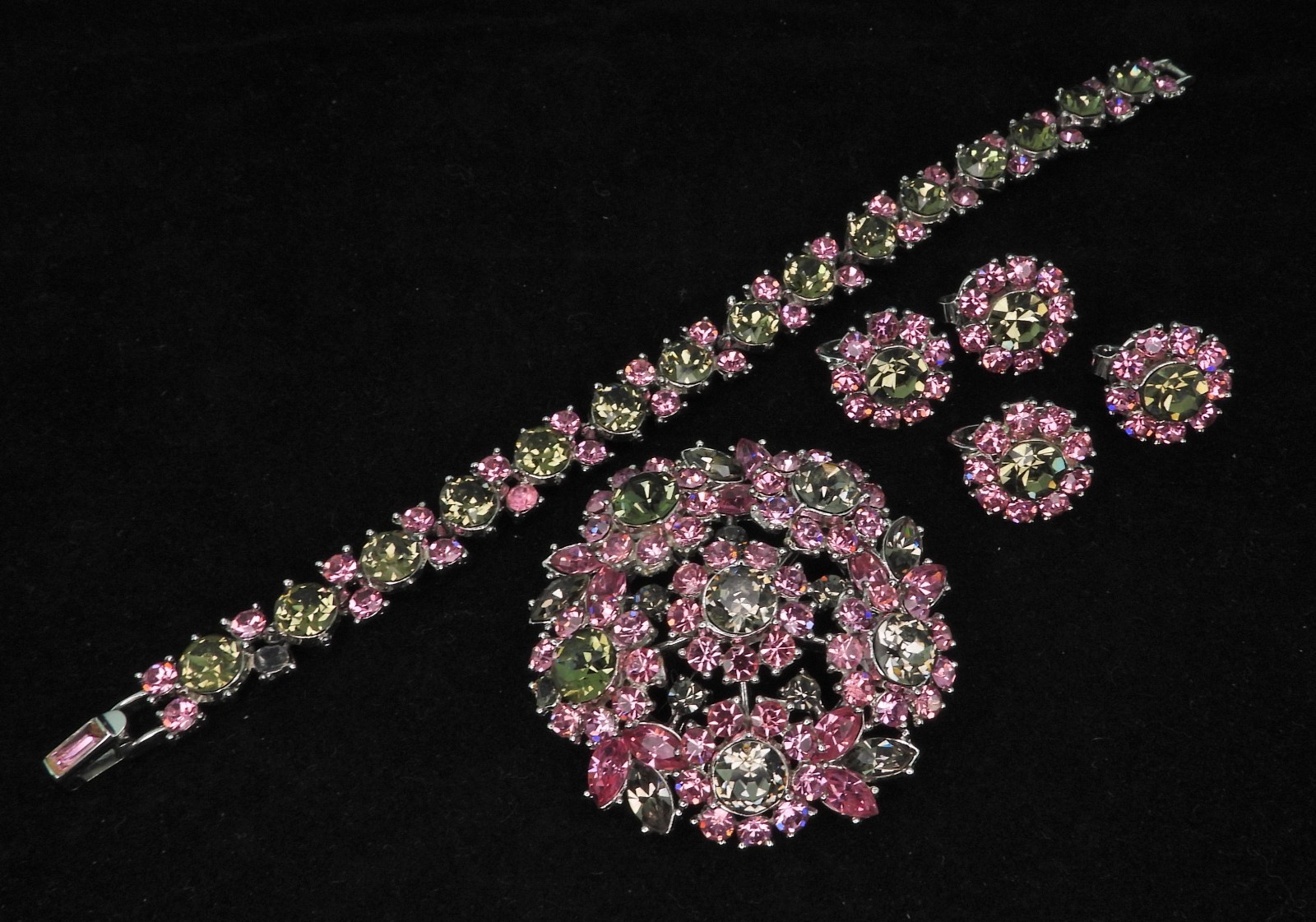 Crown TRIFARI Early 1960s Pink & Gray RS Flower Brooch, Bracelet, Earrings Set