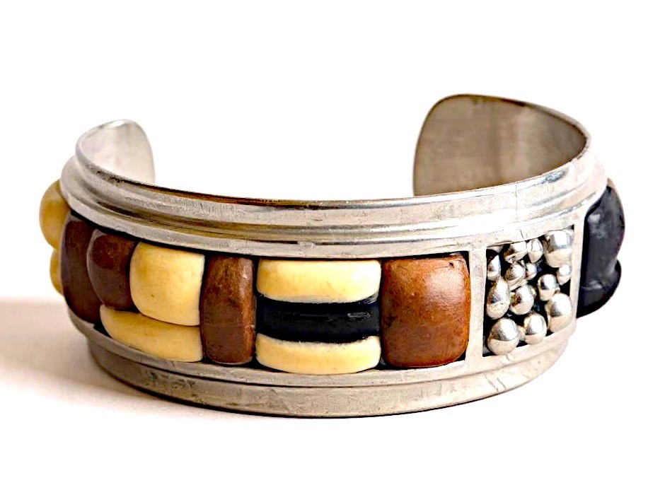 STRIKING ARTISAN SIGNED ‘VERSIONS’ STERLING MULTISTONE COBBLESTONE CUFF BRACELET