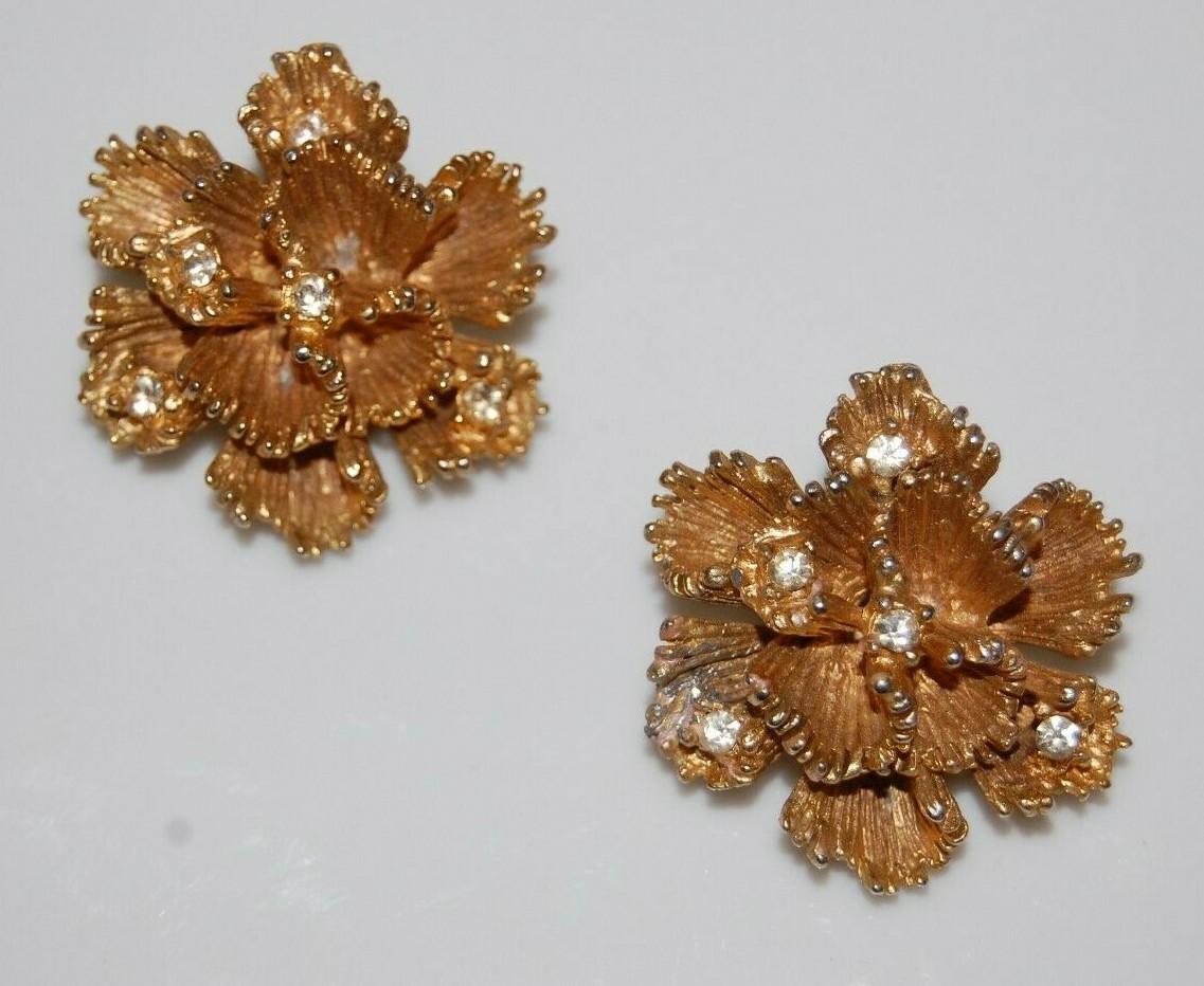 VTG MCM COUTURE GOLDEN FLOWING RIBBON FLOWER & RHINESTONE ACCENTS CLIP EARRINGS