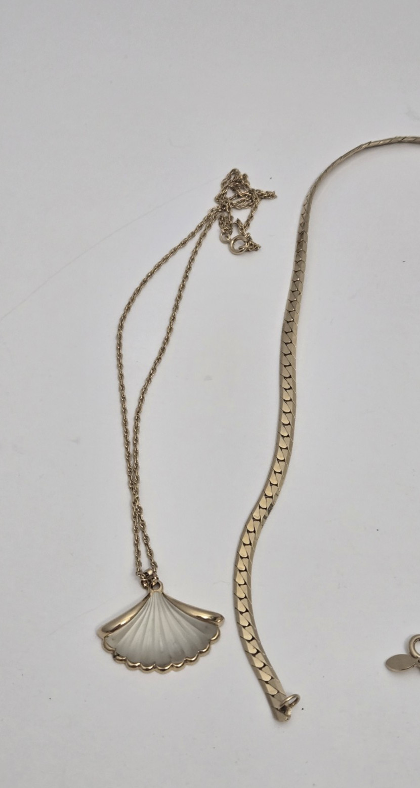 Vtg Avon Gold Tone & White Frosted Lead Crystal Shell 18” Necklace & Extra