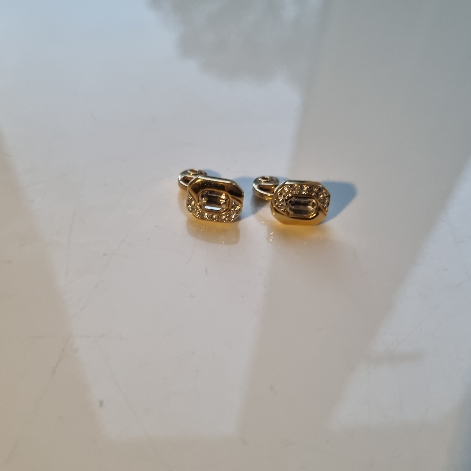 Very pretty pair of 1970’s Monet gold colour small clip on earrings (C500)