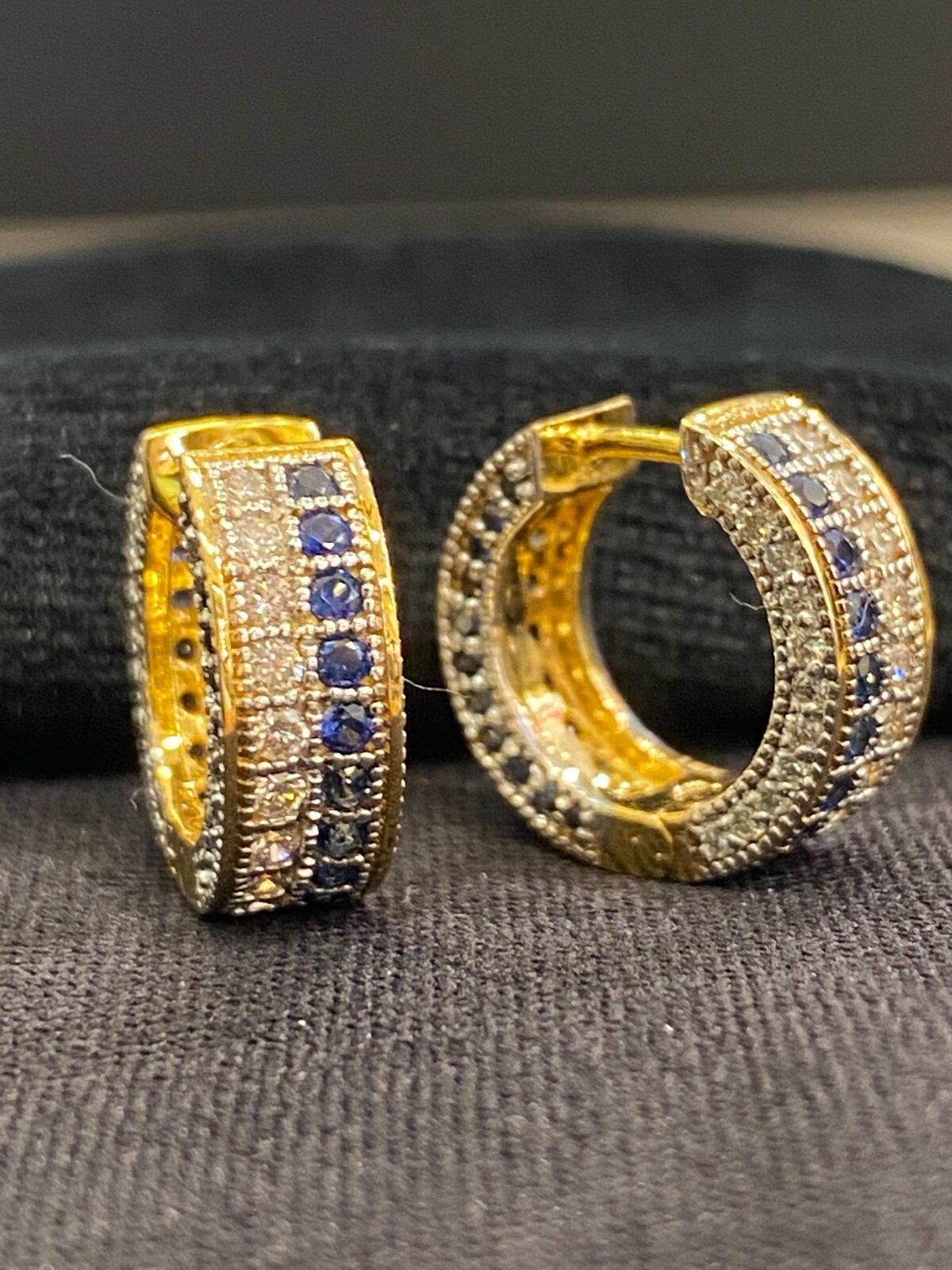 1.90 Cts Round Brilliant Cut Diamonds Sapphire Petite Hoop Earrings In 18K Gold