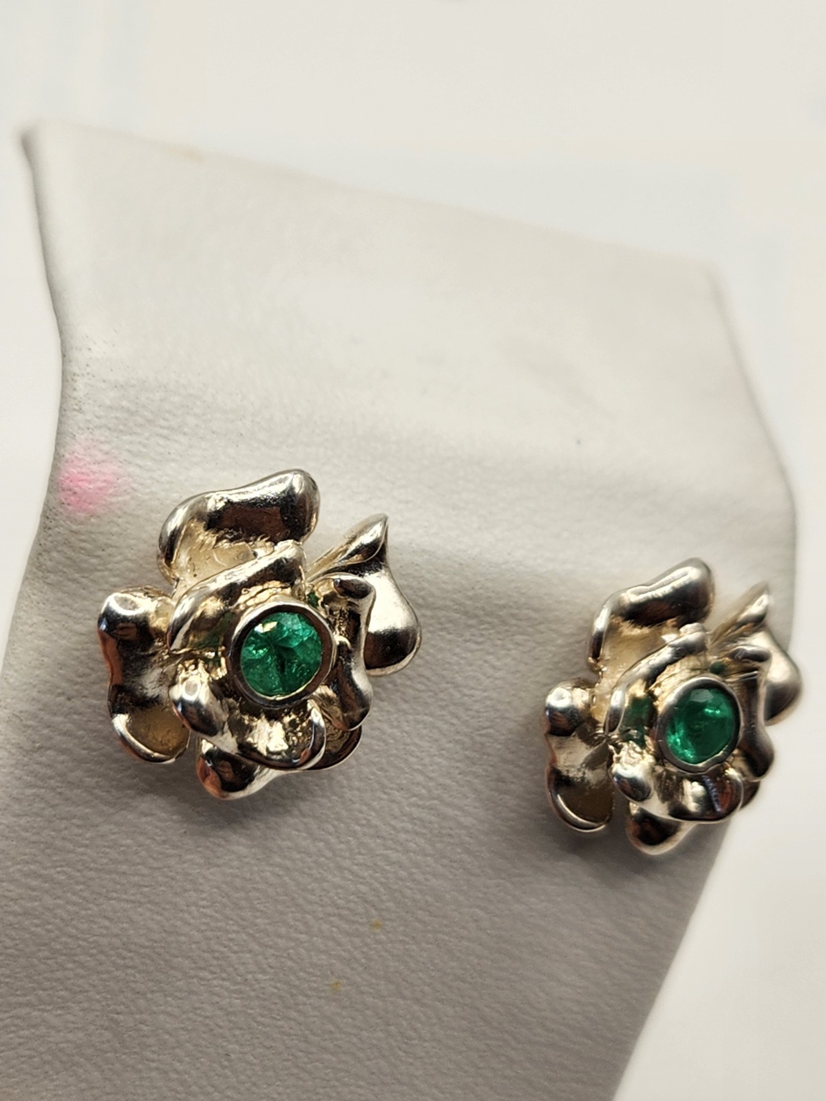 Pendientes en Plata 925 con Esmeralda natural Colombiana de Muzo, hechos a mano.