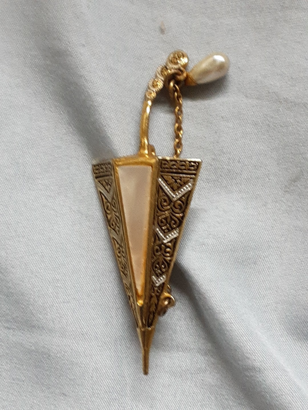 BEAUTIFUL BROOCH FAUX PEARL VINTAGE DAMASCENE UMBRELLA LOVE IT VERY HARD TO FIND