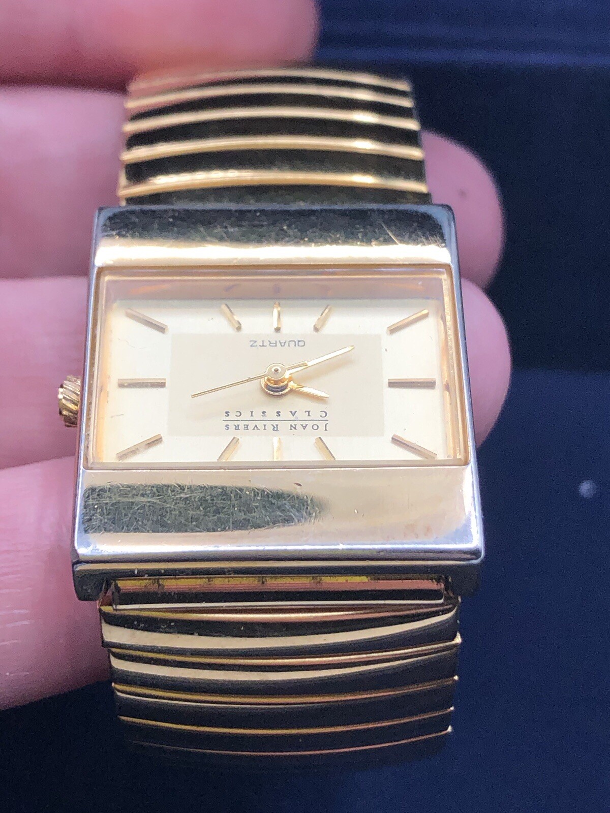 JOAN RIVERS V377 Classic Collection Gold Tone QUARTZ WATCH w/Stretch Band