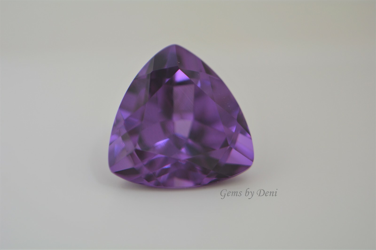 Lab-Created Alexandrite Trillion Shape Corundum (3x3mm-16x16mm)