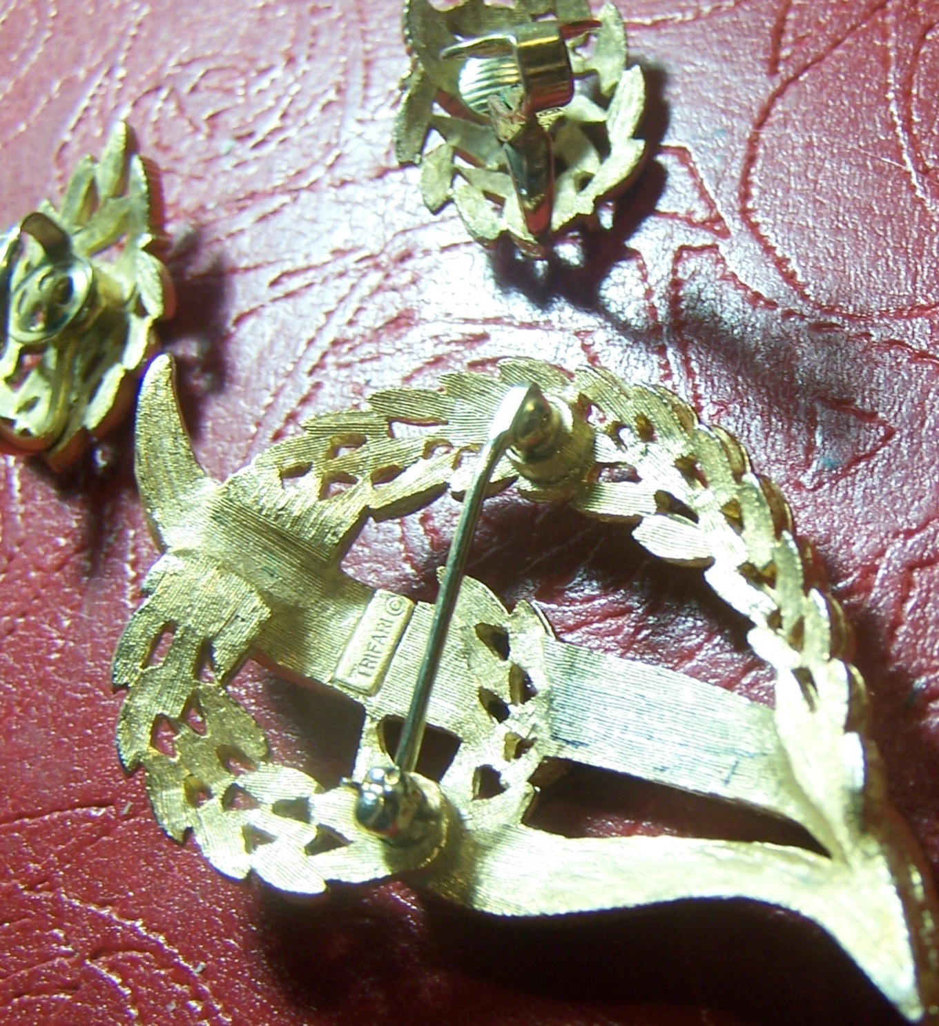 VINTAGE TRIFARI BROOCH CLIP ON EARRINGS BRUSHED GOLD TONE STUNNING CONSERVATIVE