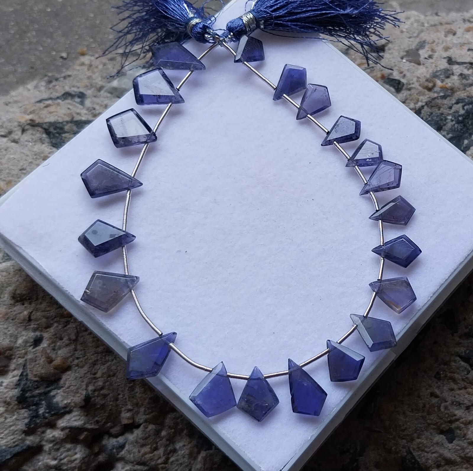 37 Carat 7.5×9.5-10.5×13.5 MM Natural Blue Purple Iolite Fancy Cut 8 Inch Beads