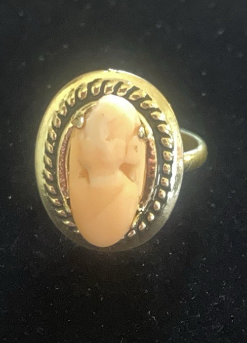 VTG Hand Carved Shell Gold Tone Cameo Left Facing Ring-sz 7 Adjustable to 8-8.5