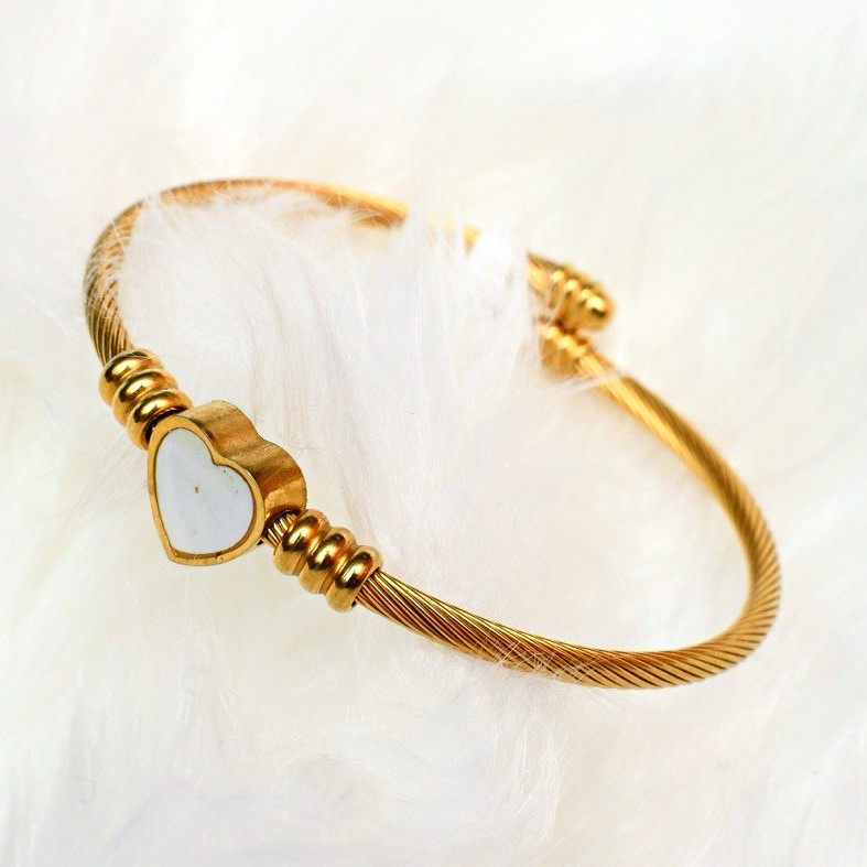 Gold Tone Wire Bangle Charm Bracelet with White Heart Dangle Charm oro laminado