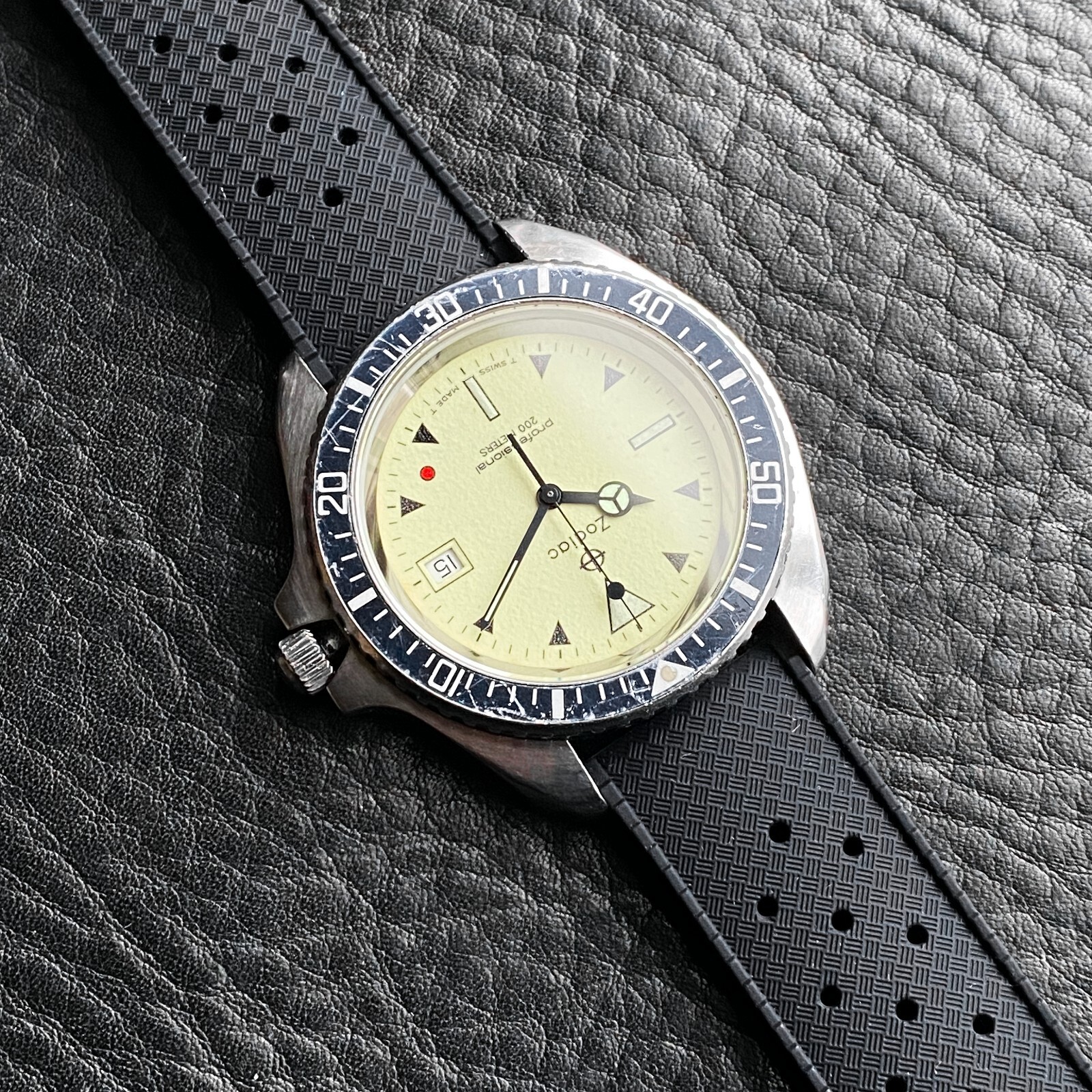 EXCELLENT ZODIAC VINTAGE RED POINT RED DOT 106.21.07 QUARTZ DIVER SWISS