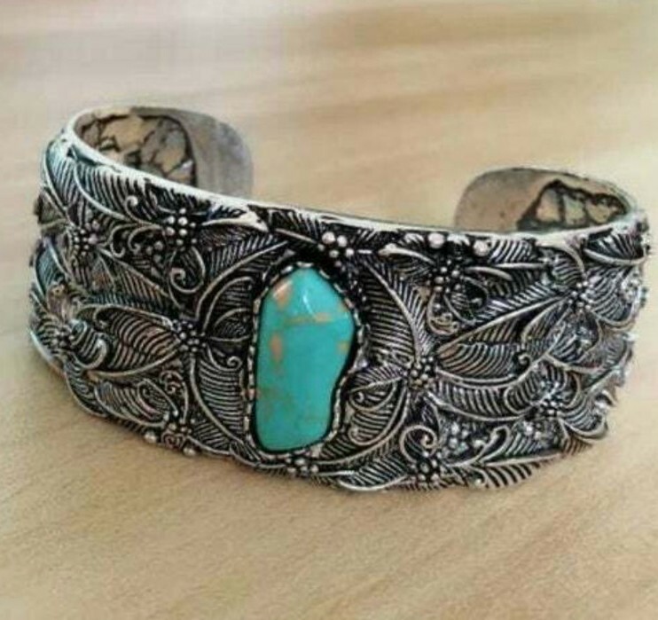 Turquoise Bracelet. Silver plated. 6.6cm (2.4 inches). Fashionable. Eyecatching