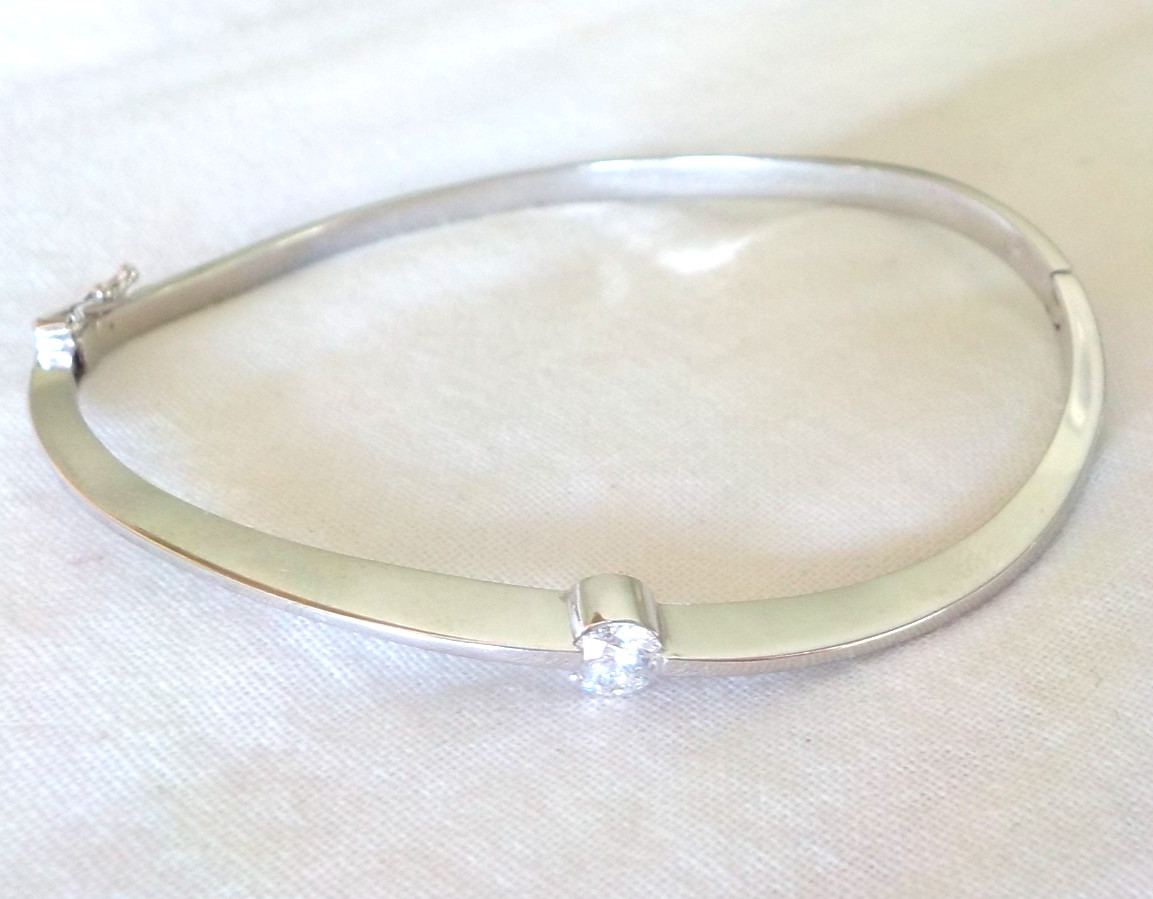 Modern 14K White Gold Knife Edge VS Diamond Bracelet – 9.8 gms, 6.7 in, 0.28 ctw