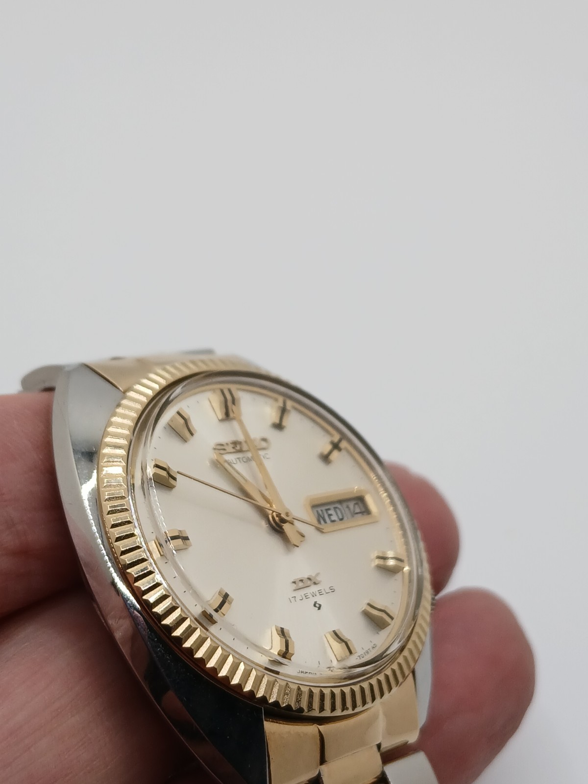 Vintage Watch mens Seiko DX automatic 17 jewels day-date Japan 6106-7047 working