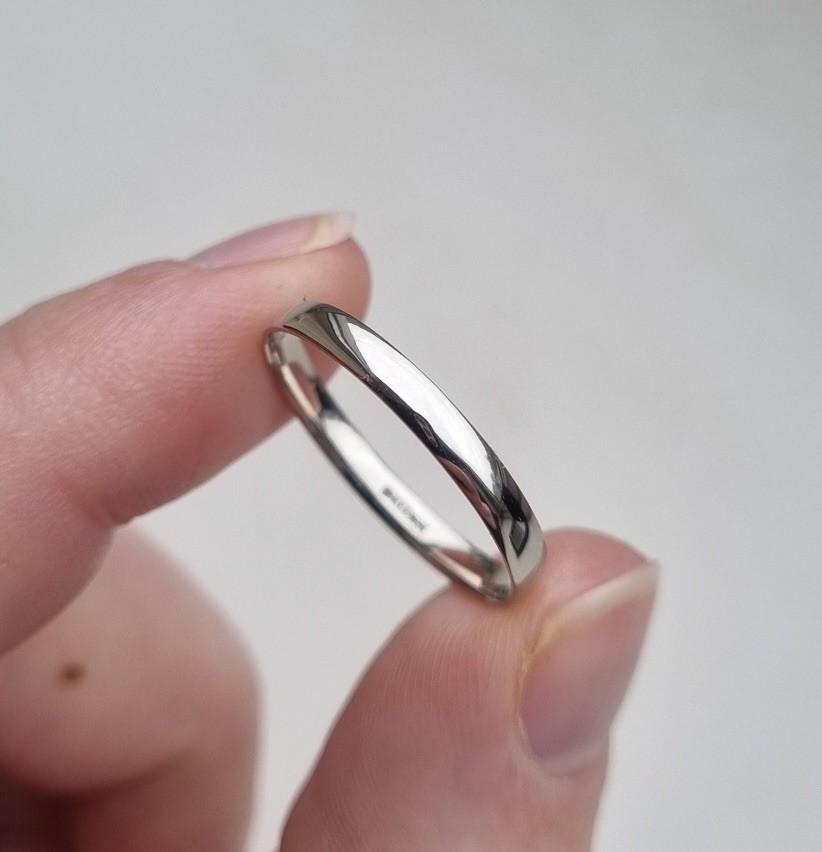 950 Palladium Hallmarked Wedding Band Ring 1.2g T 2.5mm