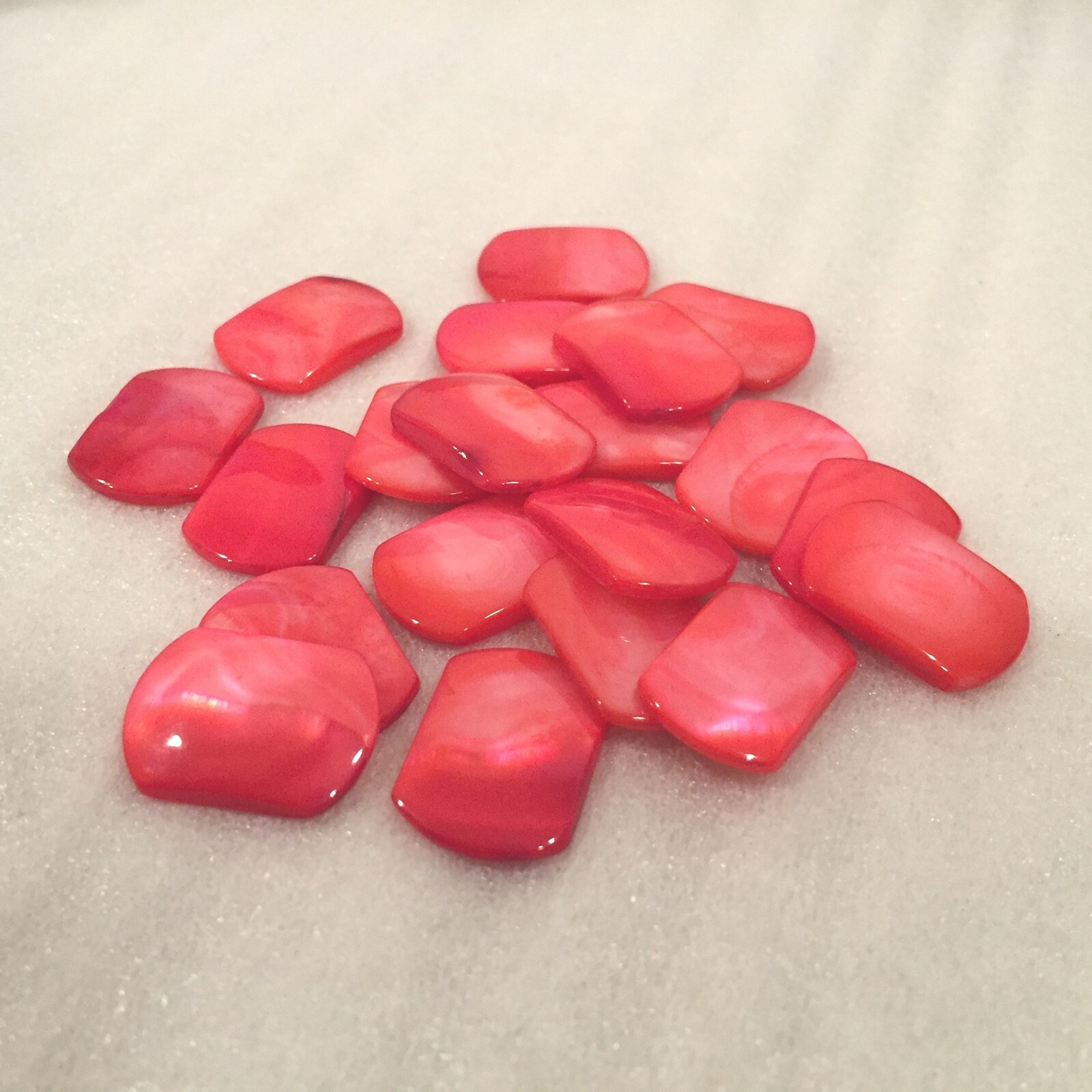 E373A 23x17mm (approx) dyed pearlized pink shell rectangles with curved ends(20)