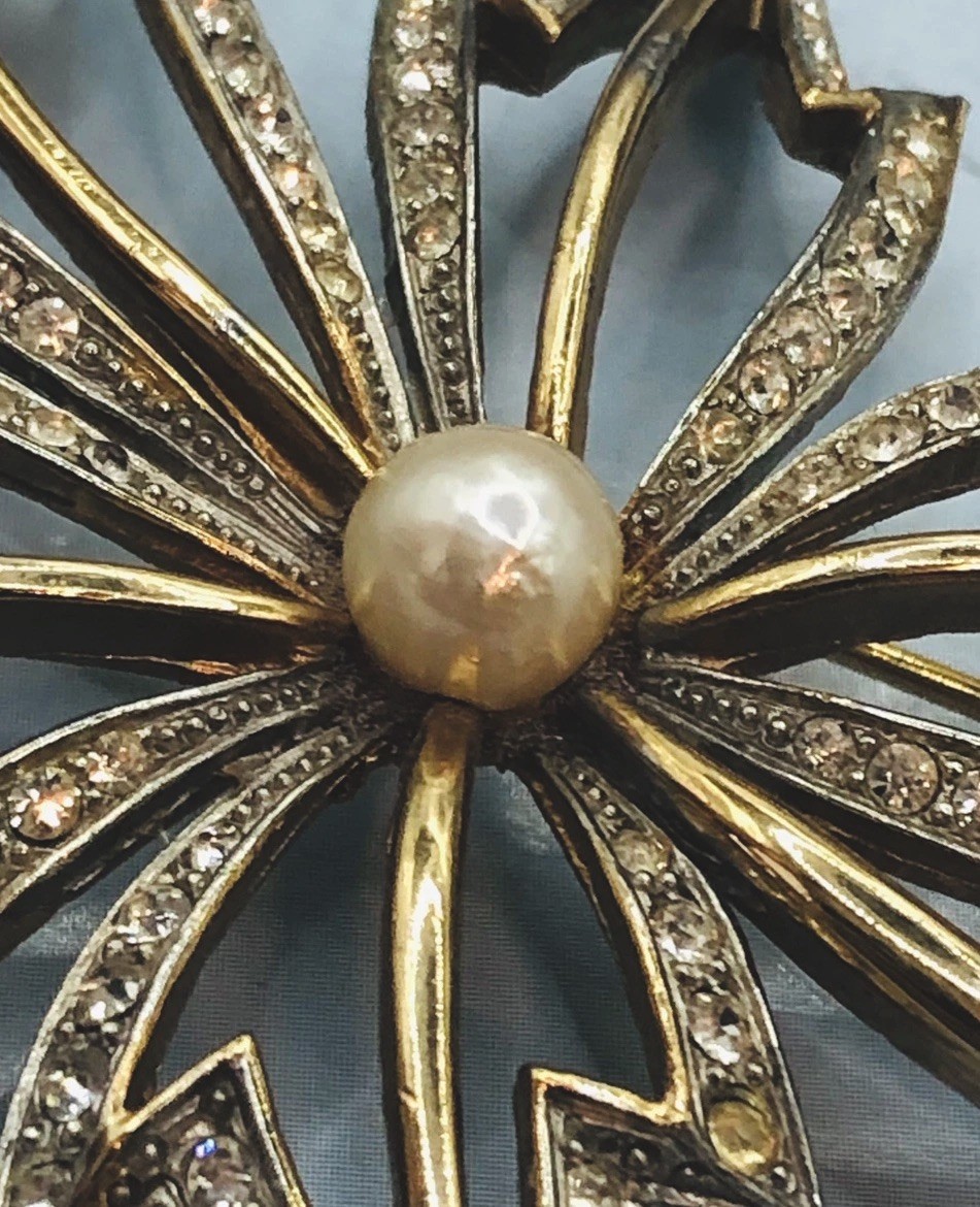 Vtg R.MANDLE Gold Tone Leaf Brooch Rhinestones Center Pearl.