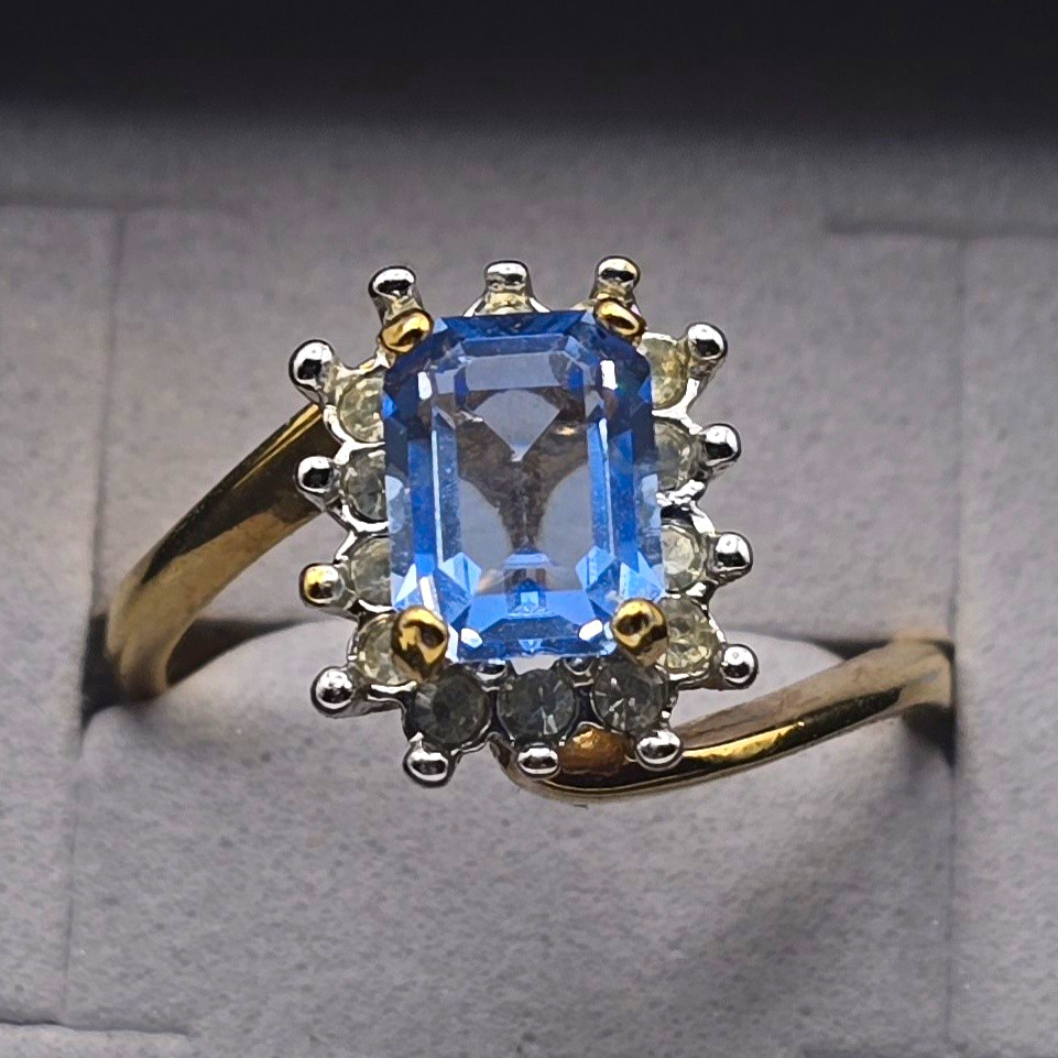 Vintage 18K HGE Fauz Blue Topaz Rhinestone Cocktail Ring – Size 7.5