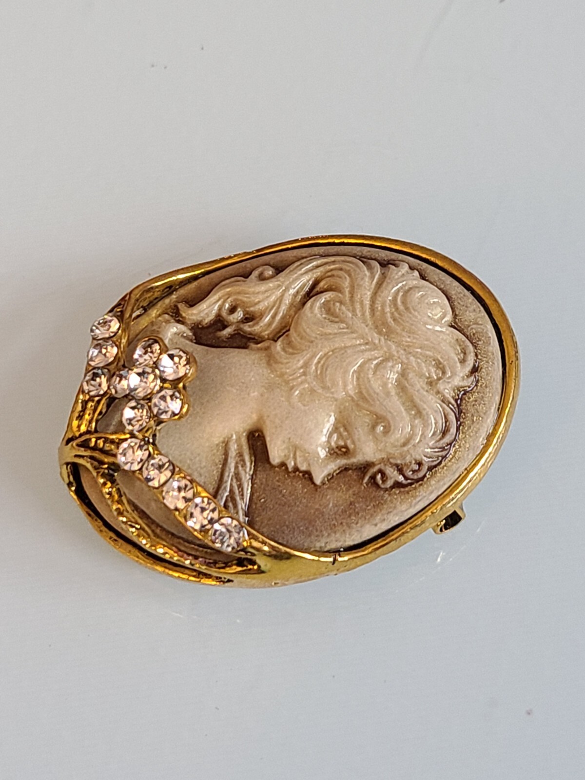 GORGEOUS 1 1/2 INCH DIMENSIONAL RESIN RHINESTONE CAMEO FLOWERS BROOCH PIN WOW
