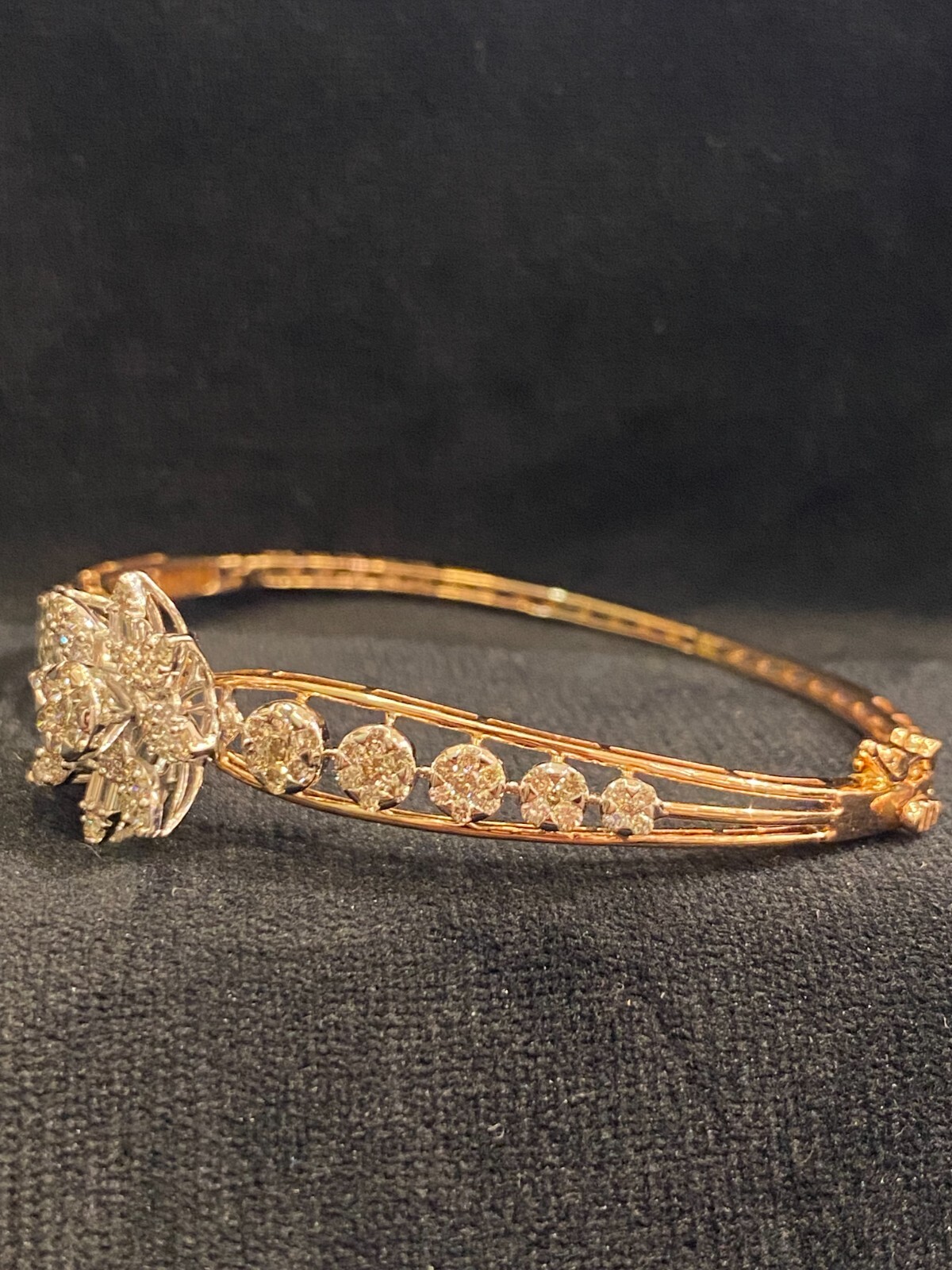 Stunning 1.90 Cts Round Baguette Cut Diamonds Hinged Bangle Bracelet In 14K Gold