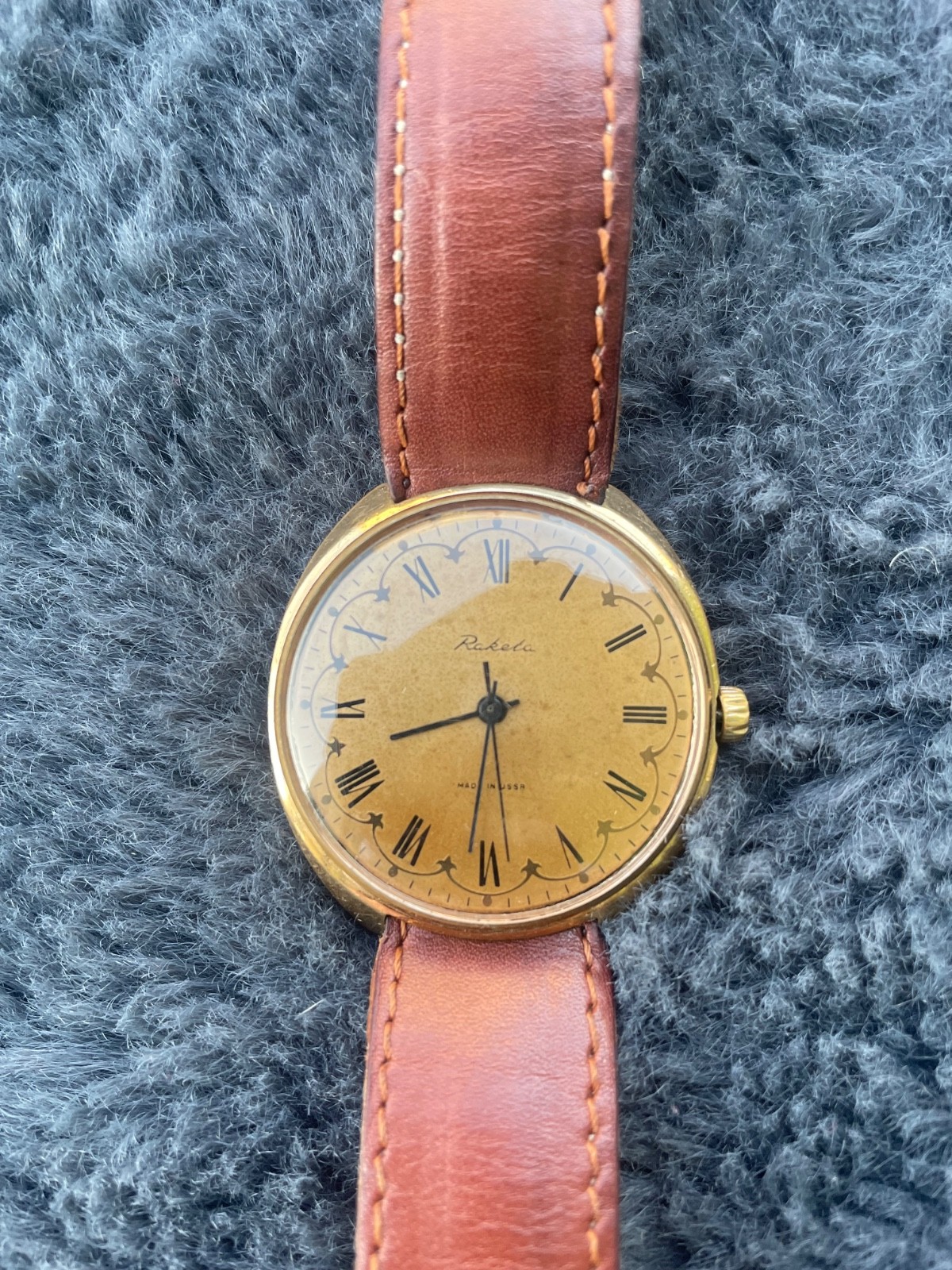 Raketa “Serpentine” Golden Dial – USSR Vintage 39mm – Cal. 2609