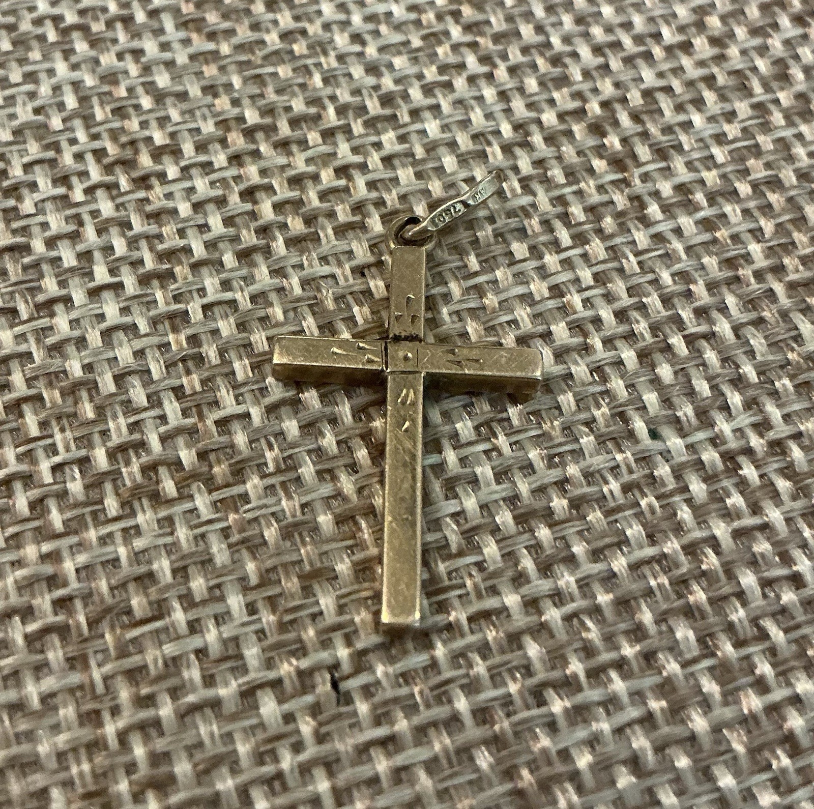 18k Yellow Gold Religious Pendant Cross 1.58g Marked 750 A1493