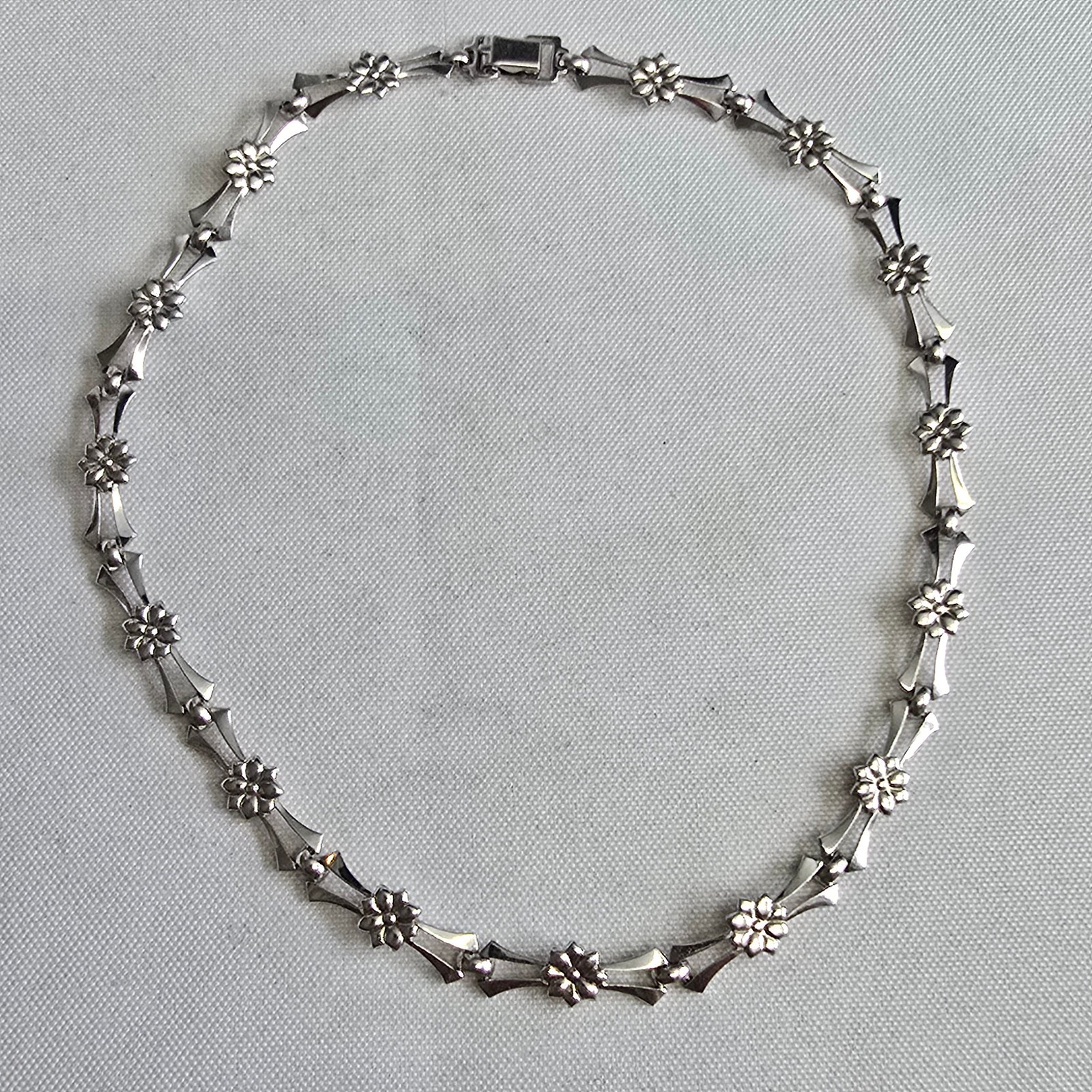 Sterling Silver Floral Necklace 14.53g Fine Jewelry 15″ Chain Flower Choker