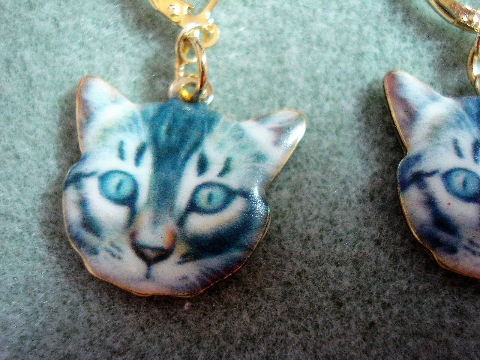1 5/8″ Drop Dangle Colorful Gray Tabby Cat Face Gold Plated Leverback Earrings